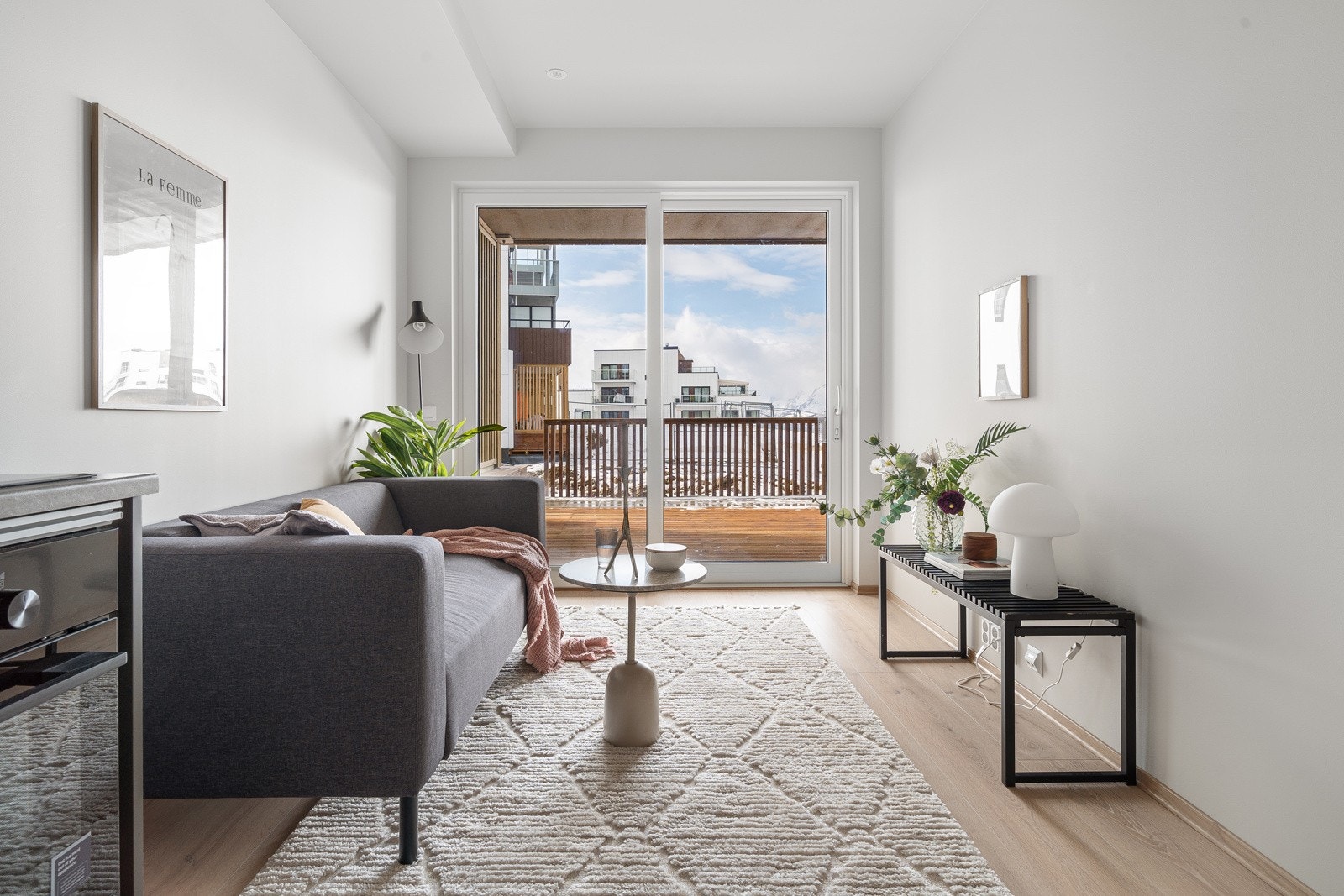 Planløsningen framstår gjennomtenkt med plass for både sofagruppe og et lite spisebord. Galleribilde