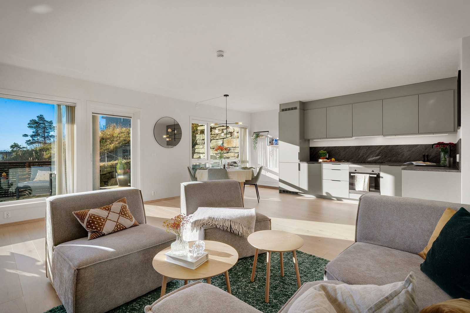 Moderne åpen løsning mellom stue/kjøkken Galleribilde