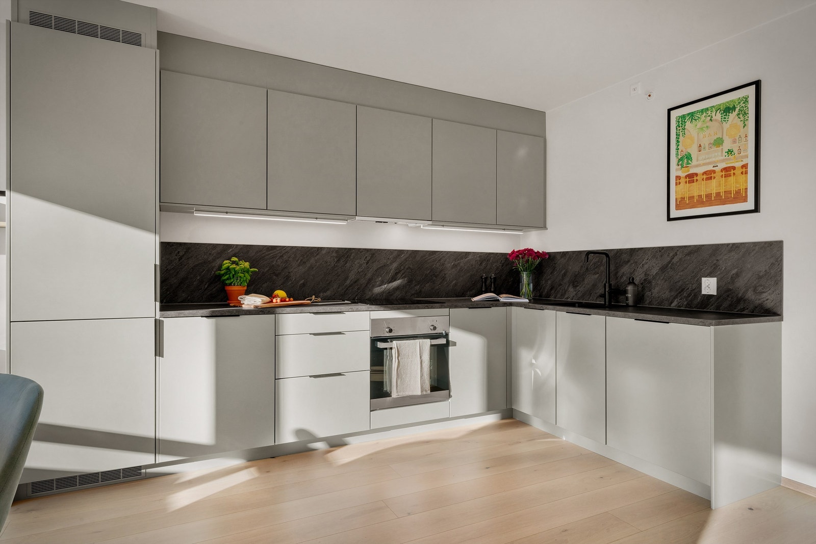 Lekkert kjøkken med integrerte hvitevarer og stilrent design Galleribilde