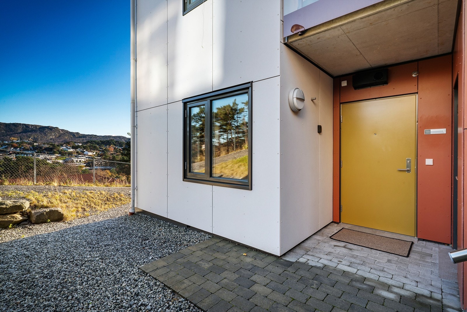 Inngangsparti med overbygget tak og adkomst til bod. Galleribilde