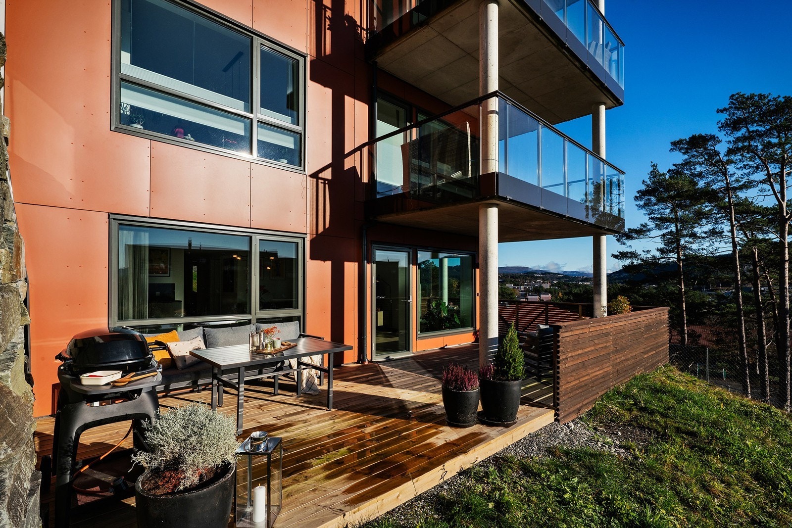 Terrassen ble utvidet av selger i 2025 etter godkjenning fra sameiet om å få ta i bruk fellesareal som kun ligger naturlig for denne seksjonen. Galleribilde