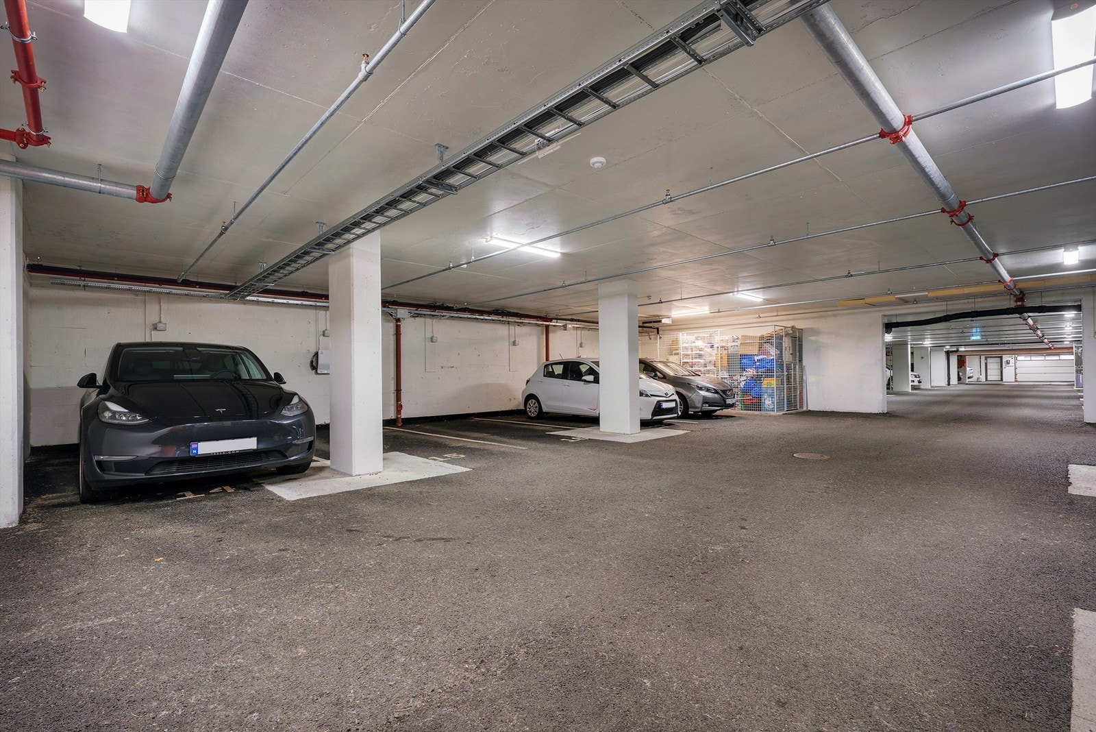 Fast garasjeplass medfølger leiligheten i felles garasjenlegg under nabobygget rett ved. Galleribilde