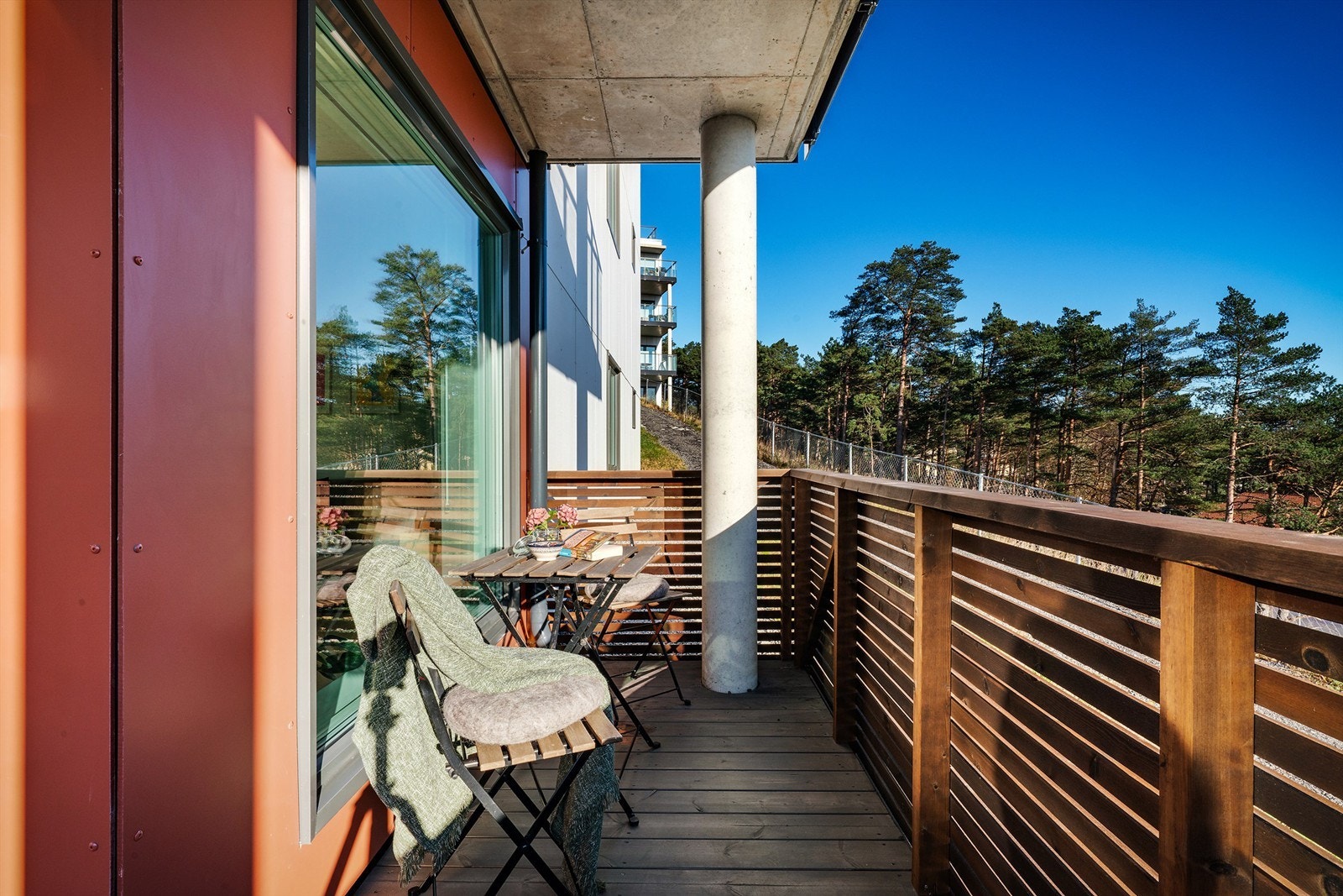 Terrassen går rundt hjørnet på veggen, hvor man får tidlig morgensol kl 07 på sommerstid. Galleribilde