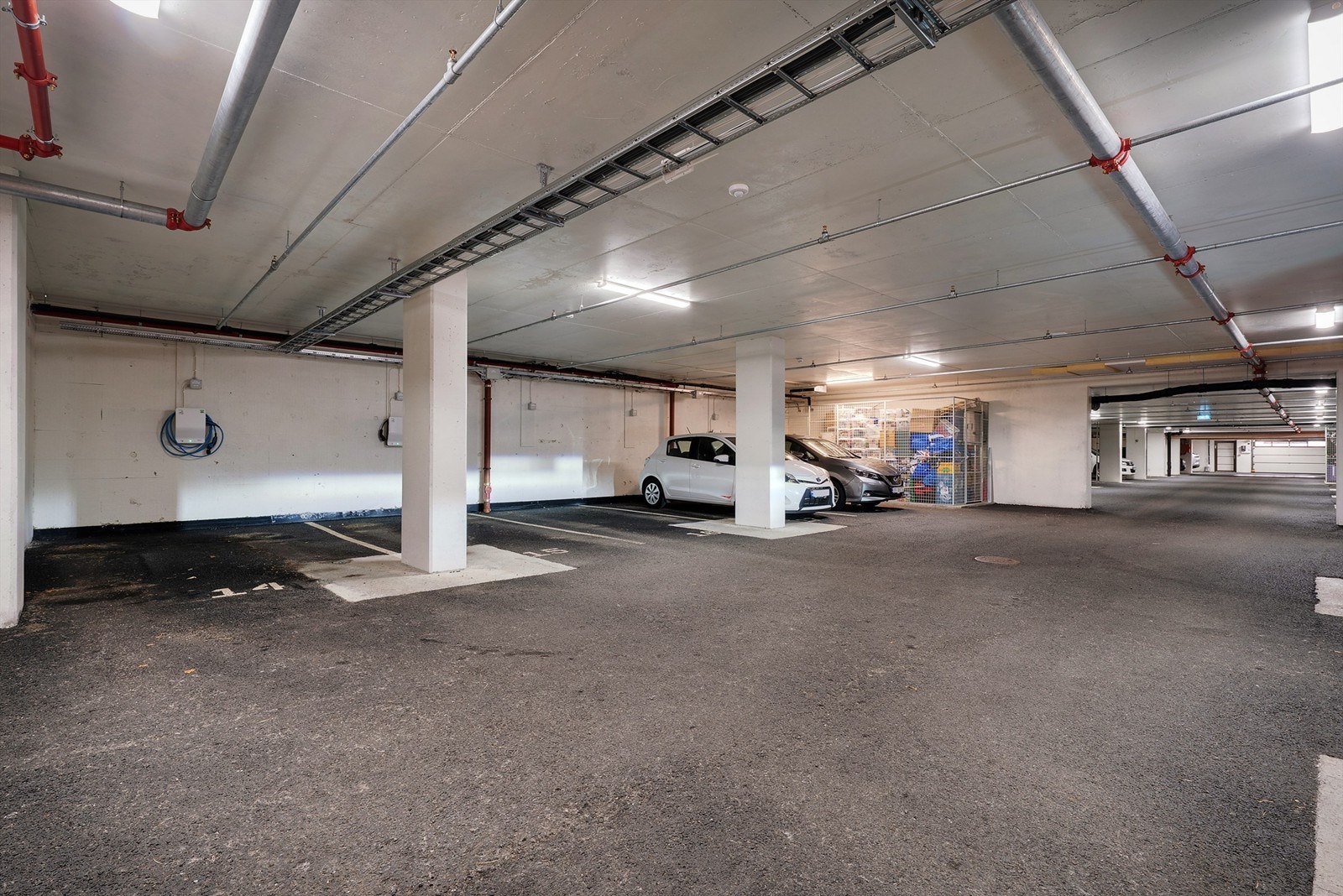 Det er montert lader til el-bil (plass nr 14) Galleribilde