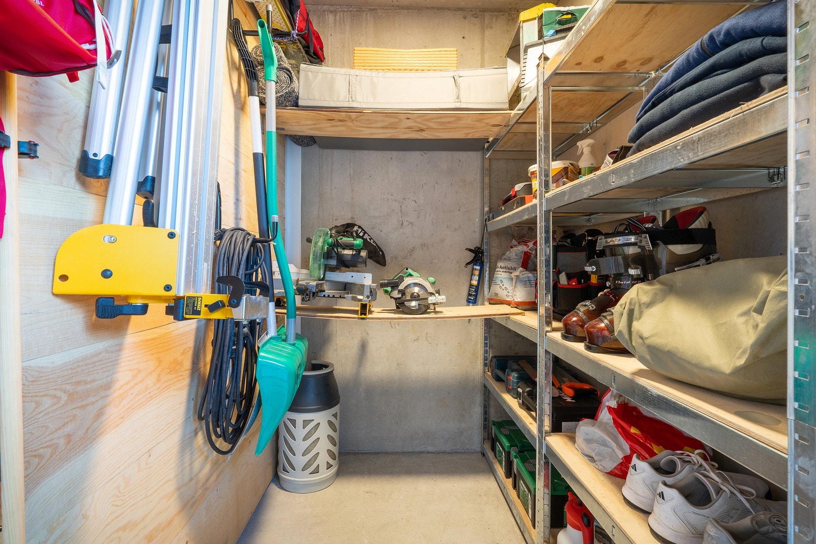 Meget praktisk utvendig sportsbod rett utenfor inngangen din. Galleribilde