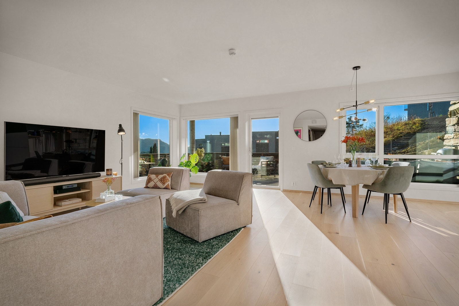 En innbydende og luftig stue med svært behagelig atmosfære Galleribilde