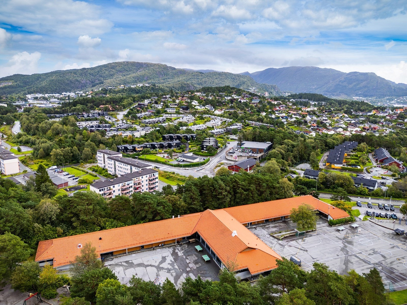 Fra leiligheten har man kort vei til butikker, buss, skole og barnehage. Ca. 20 minutter gangavstand til Åsane senter Galleribilde