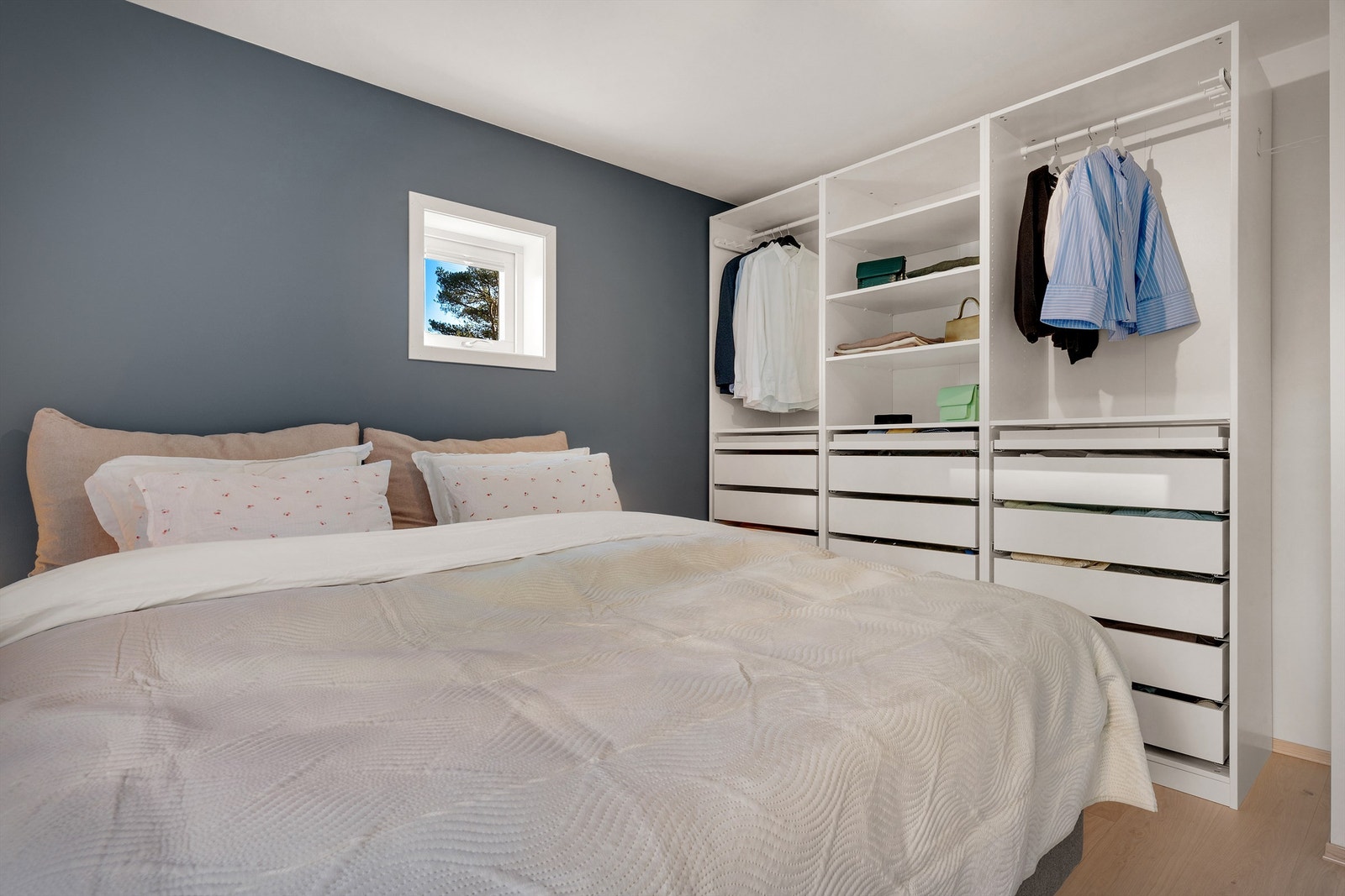 Innredet med praktisk og romslig garderobeskap Galleribilde