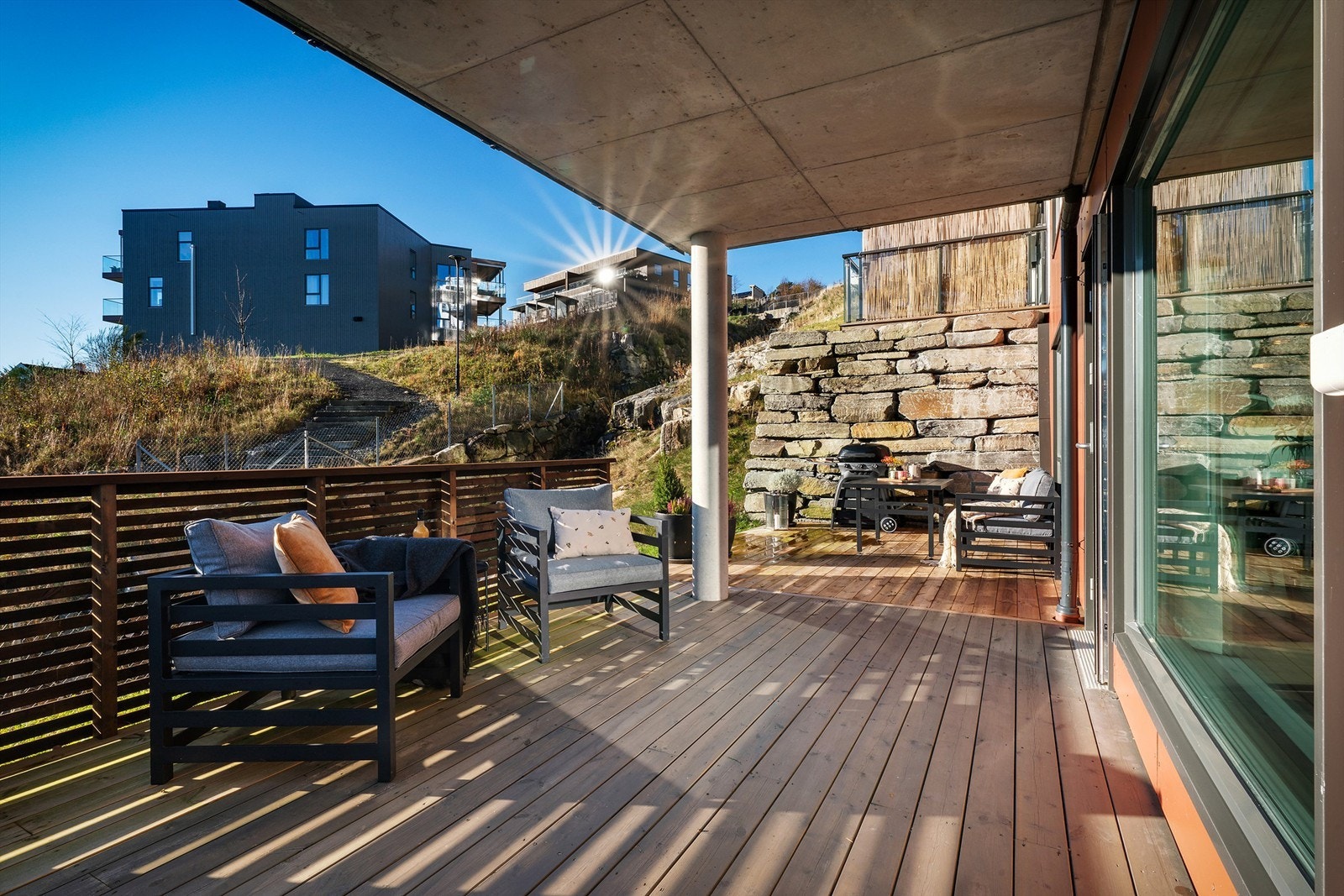 Delvis overbygget terrasse med god plass til å innrede med flere møbelgrupper Galleribilde