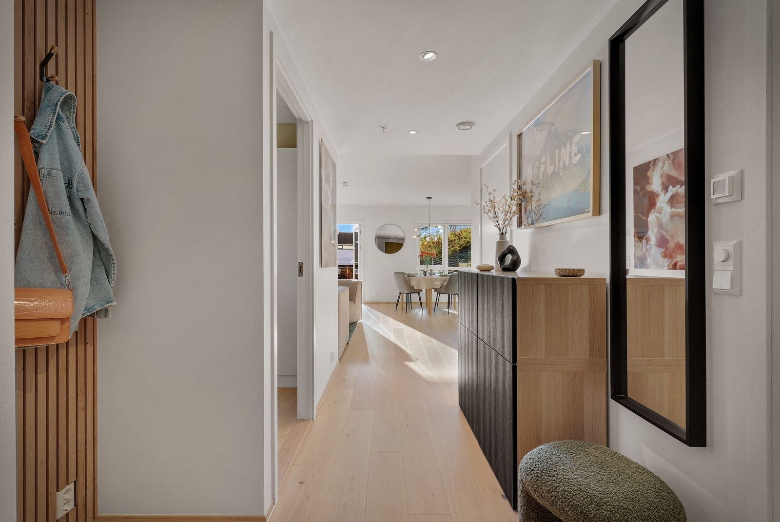 Gang med god plass til garderobe Galleribilde