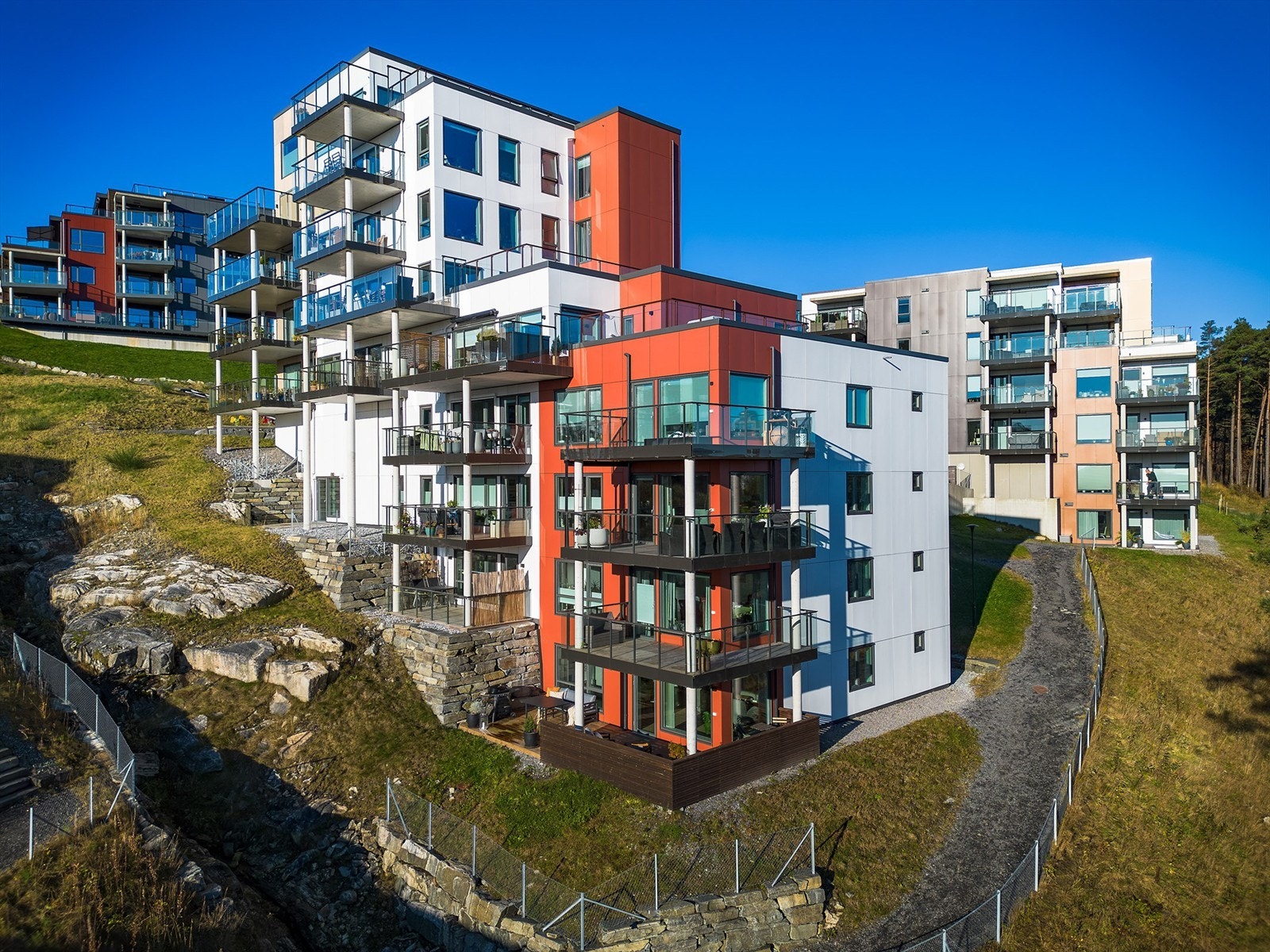 Leiligheten ble ferdigstilt i 2022 og holder gjennomgående høy standard og moderne løsninger. Galleribilde