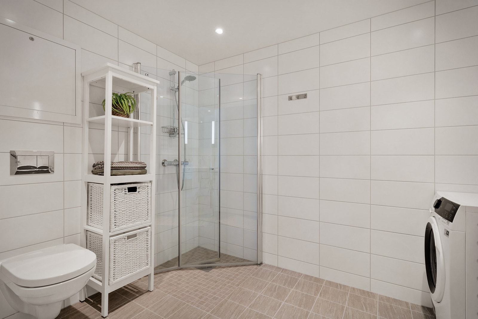 Leilighetens bad er romslig og innbydende Galleribilde