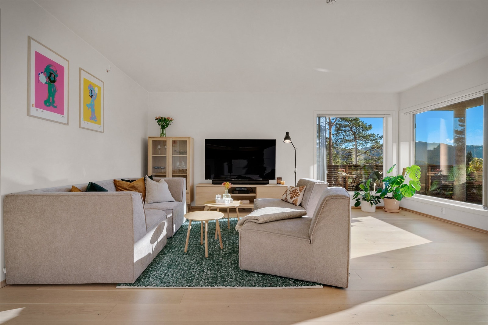 Her får du fin og romslig stue som gjør det enkelt å tilpasse møblering Galleribilde