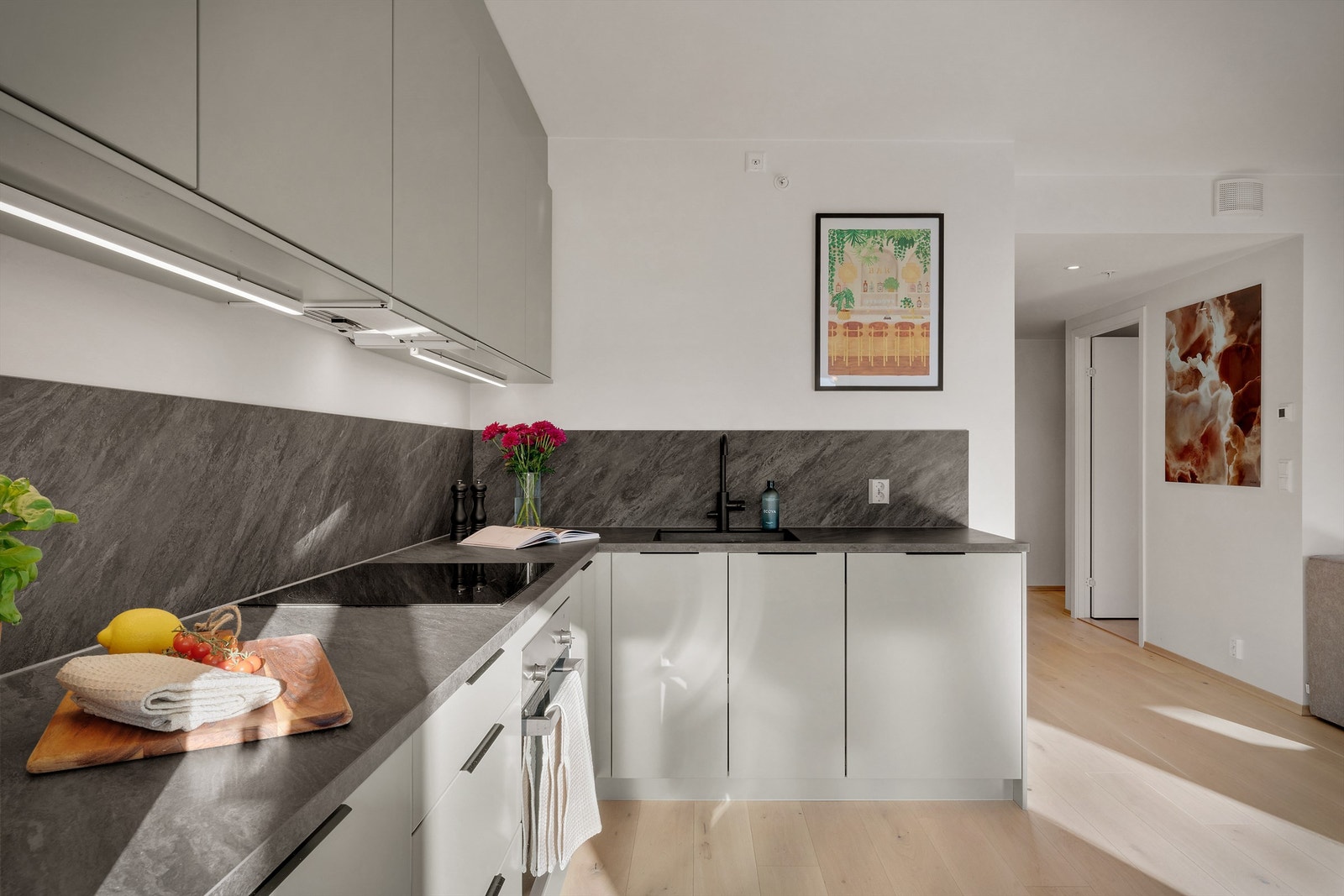 Her er skap og benkeplass godt utnyttet og gir et funksjonelt og velutstyrt kjøkken man fort vil trives med! Galleribilde