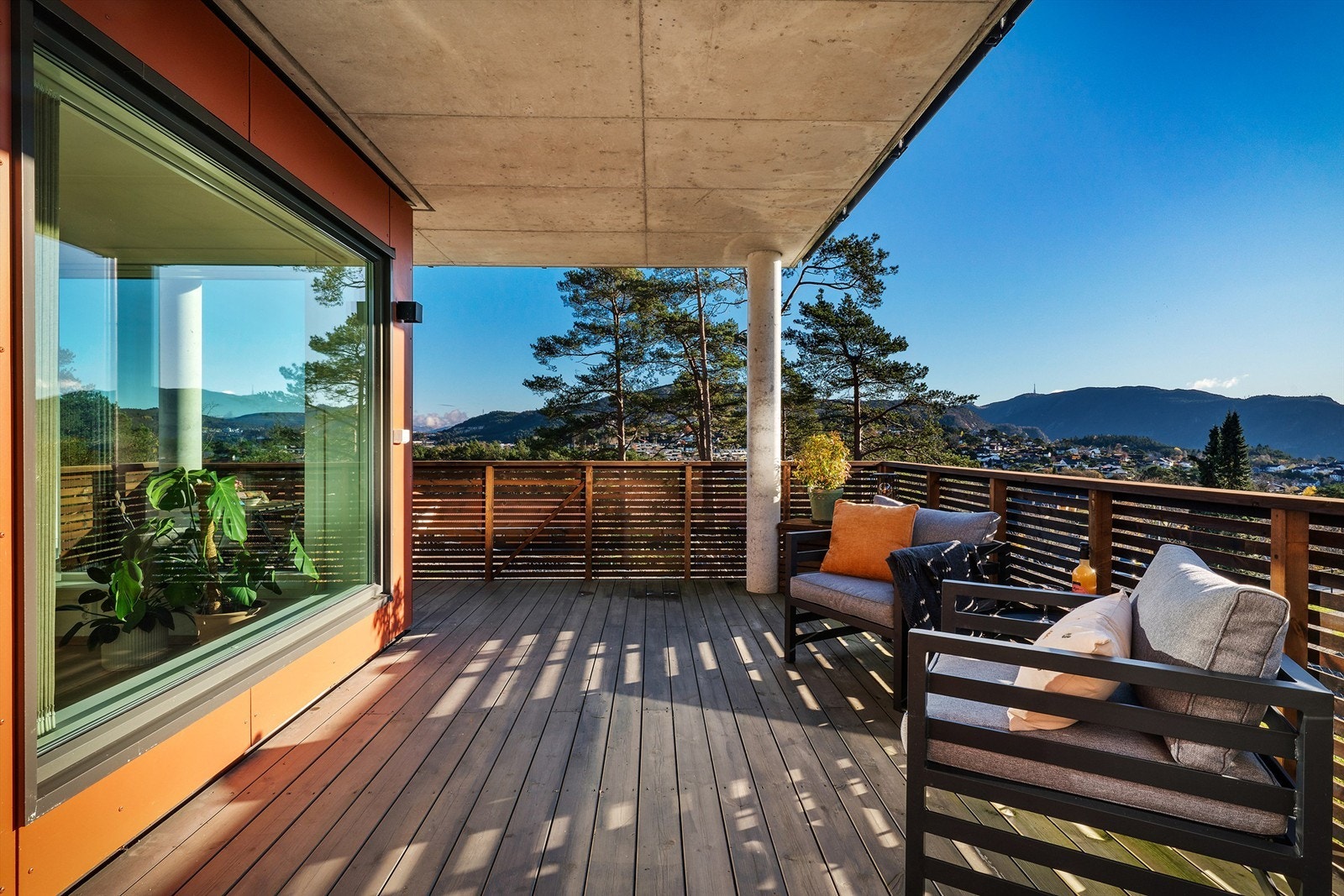 Her får du 33 kvm med uteplass som byr på fin utsikt og gode solforhold fra tidlig morgen til kveld på sommerstid. Galleribilde