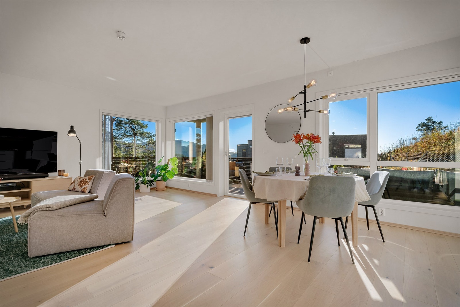 Store vindusflater som sørger for godt med lysinnslipp og utsikt samtidig som man ligger usjenert til i feltet. Galleribilde