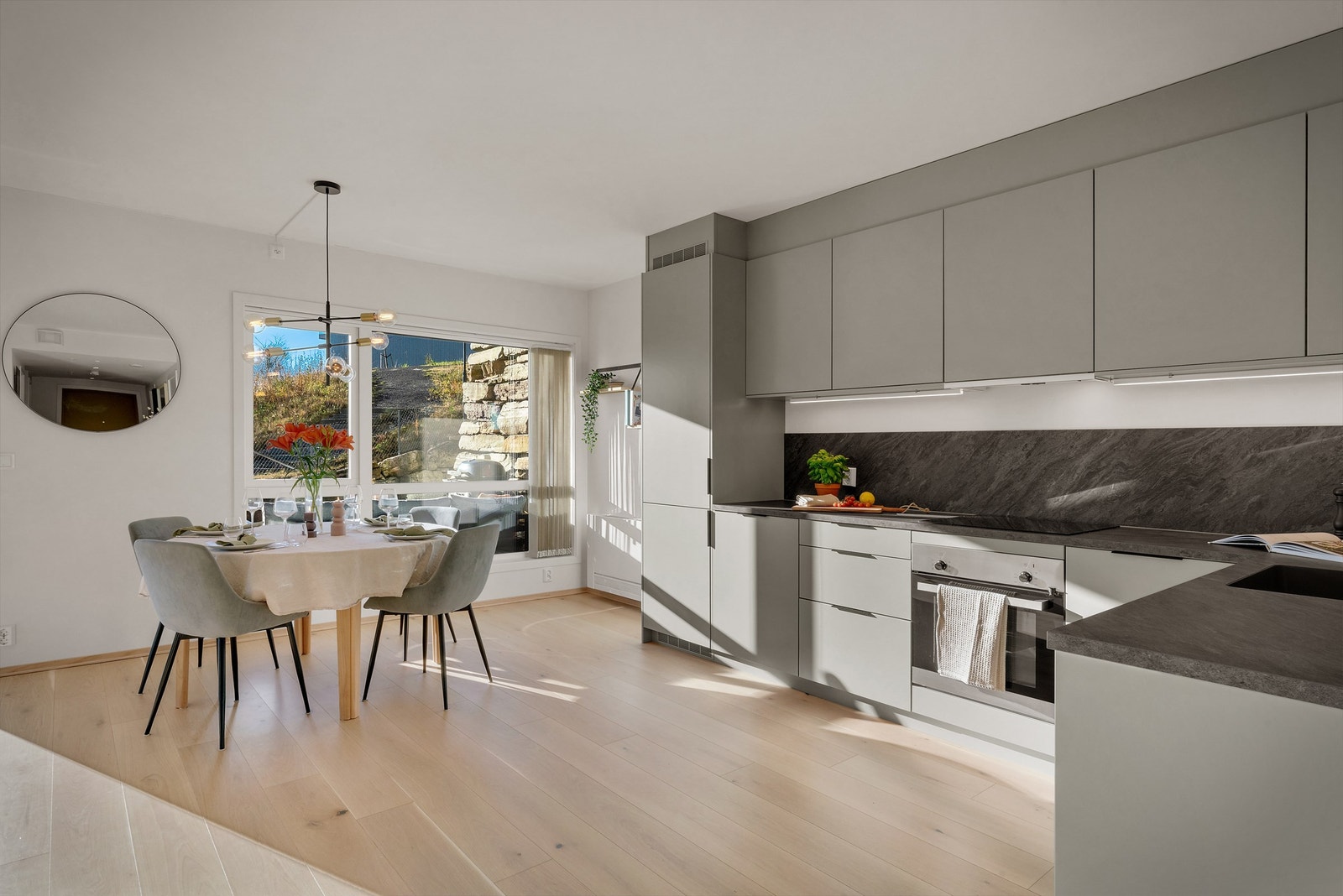 Leiligheten har energieffektiv oppvarming via varmekonvektor fra vannbåren varme som sørger for et godt inneklima hele året. Galleribilde