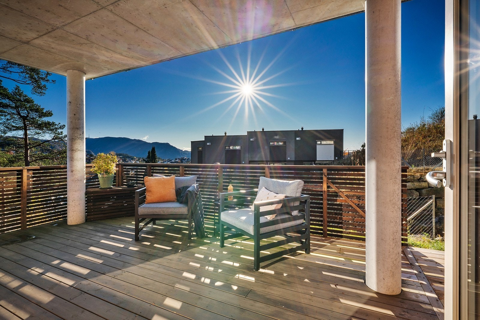 Herlig utsikt mot byfjellene og Rundemannen Galleribilde