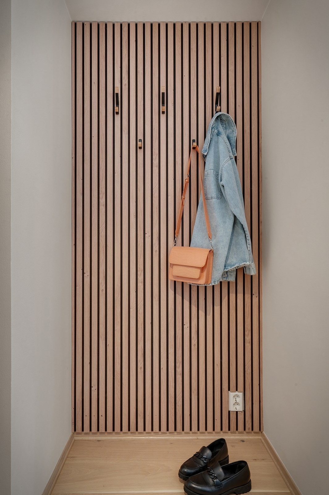 Praktisk og fin nisje med mulighet for å henge fra seg yttertøyet Galleribilde