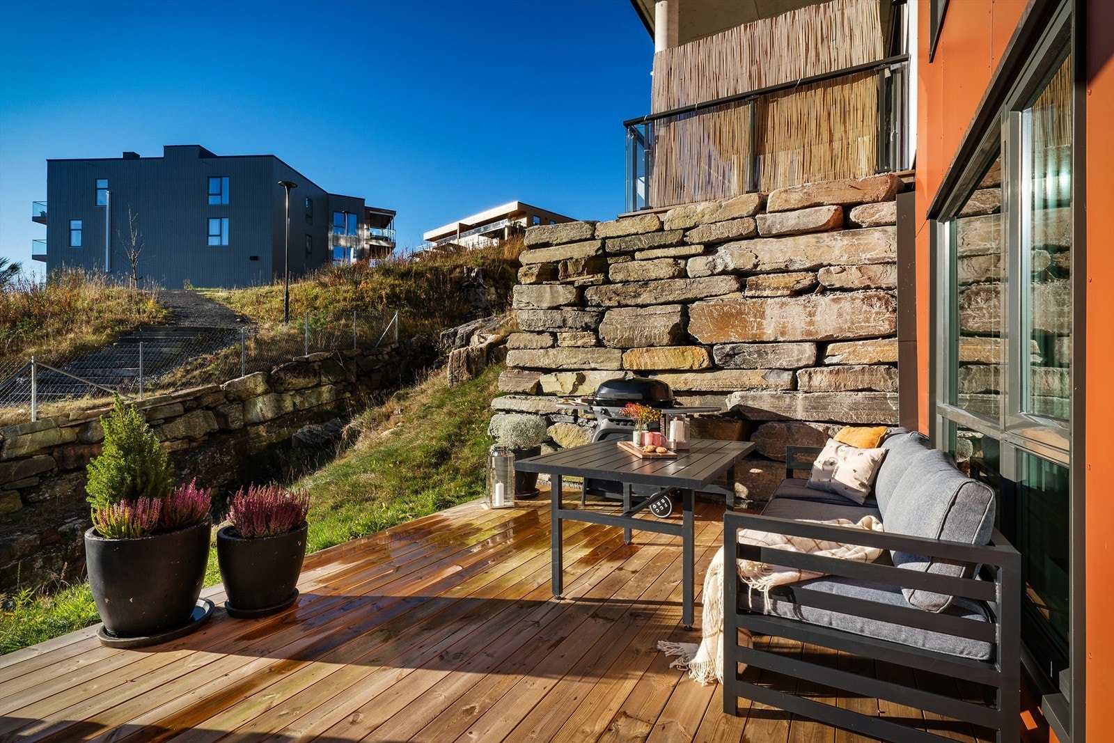 Kos deg med et måltid utendørs med venner og familie Galleribilde