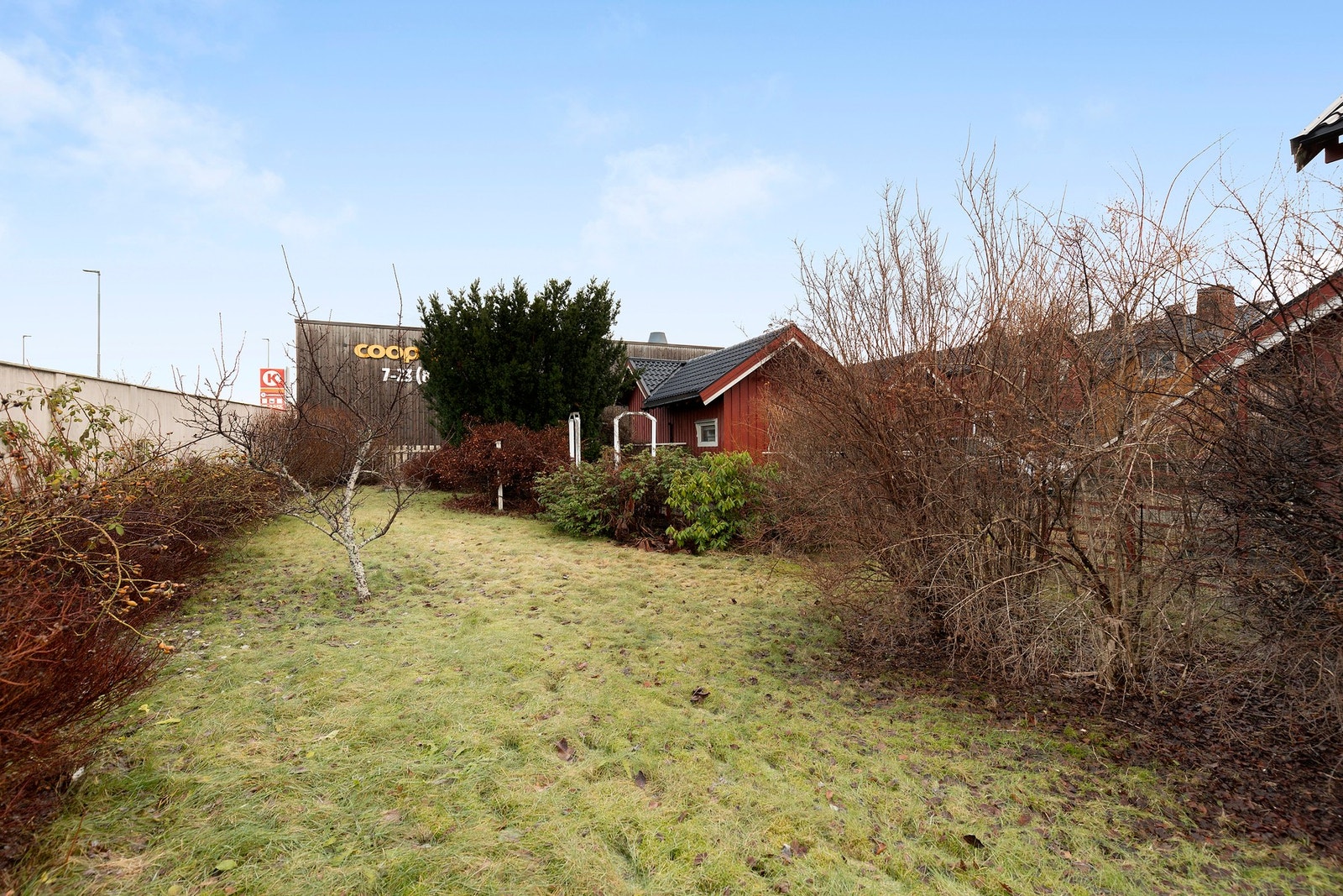 Hage - eiendommen består av tre parseller og har en stor og usjenert hage Galleribilde