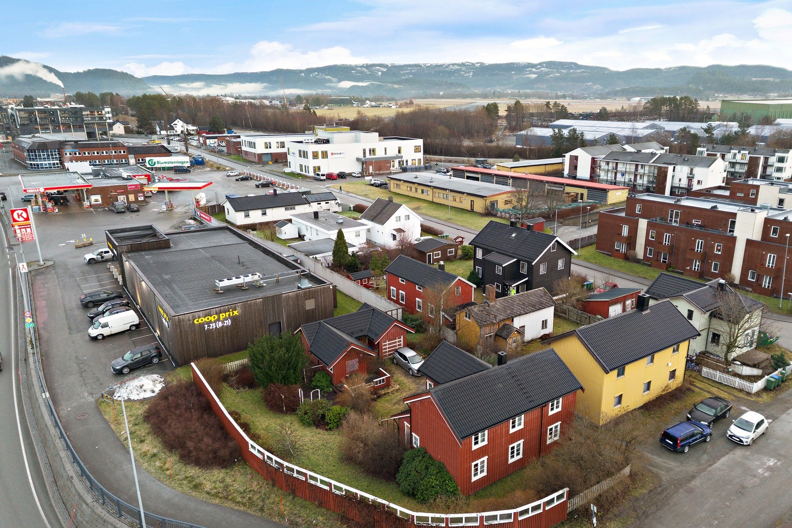 Dronebilde med oversikt over eiendommen Galleribilde