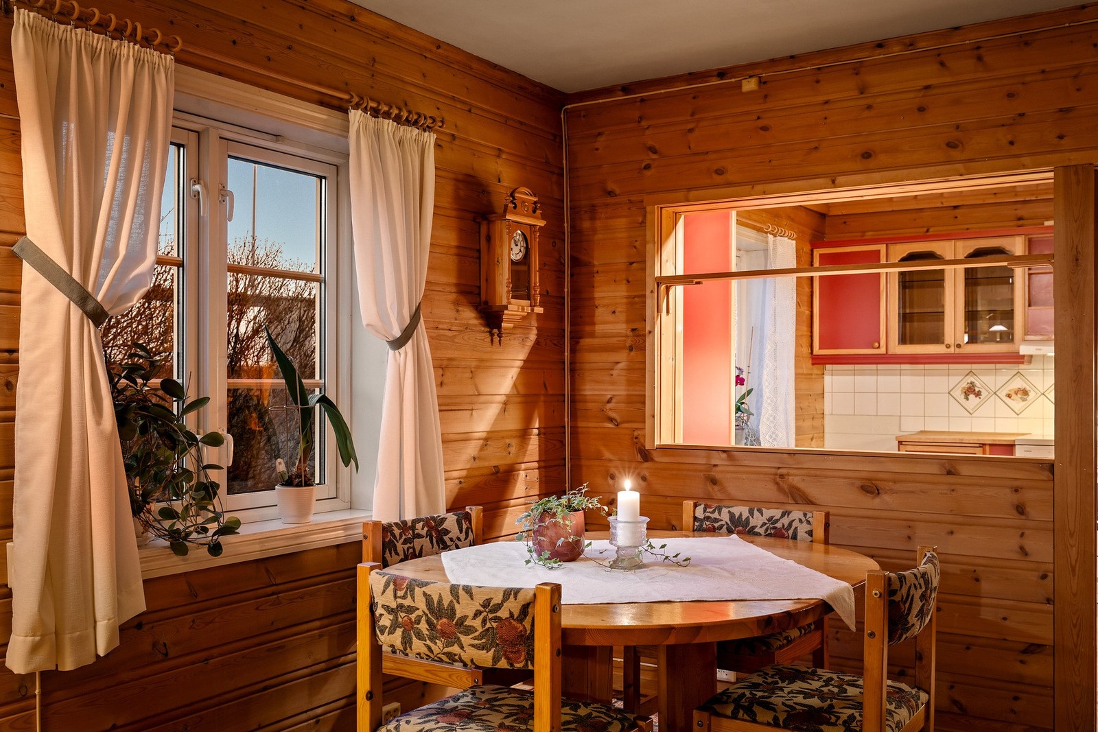 Spisestue - åpen løsning mellom stue og kjøkken Galleribilde