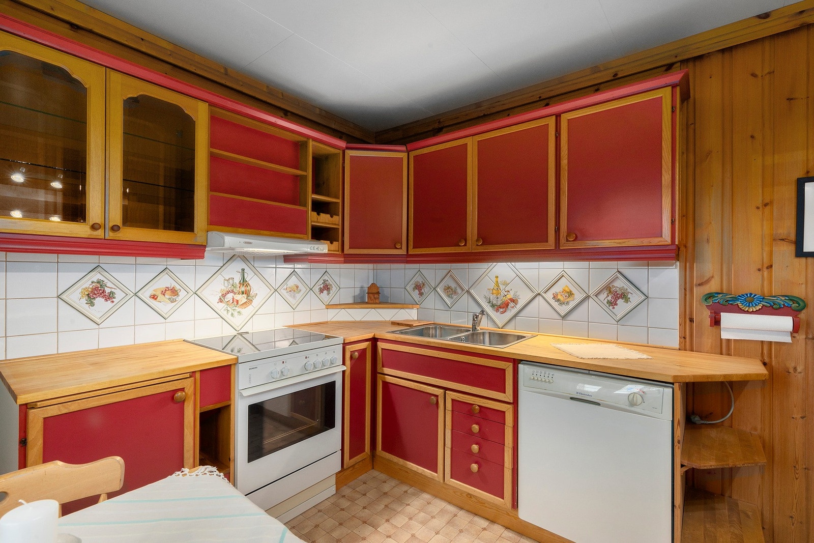 Kjøkkenet er innredet med mekanisk avtrekksvifte over stekesonen. Galleribilde