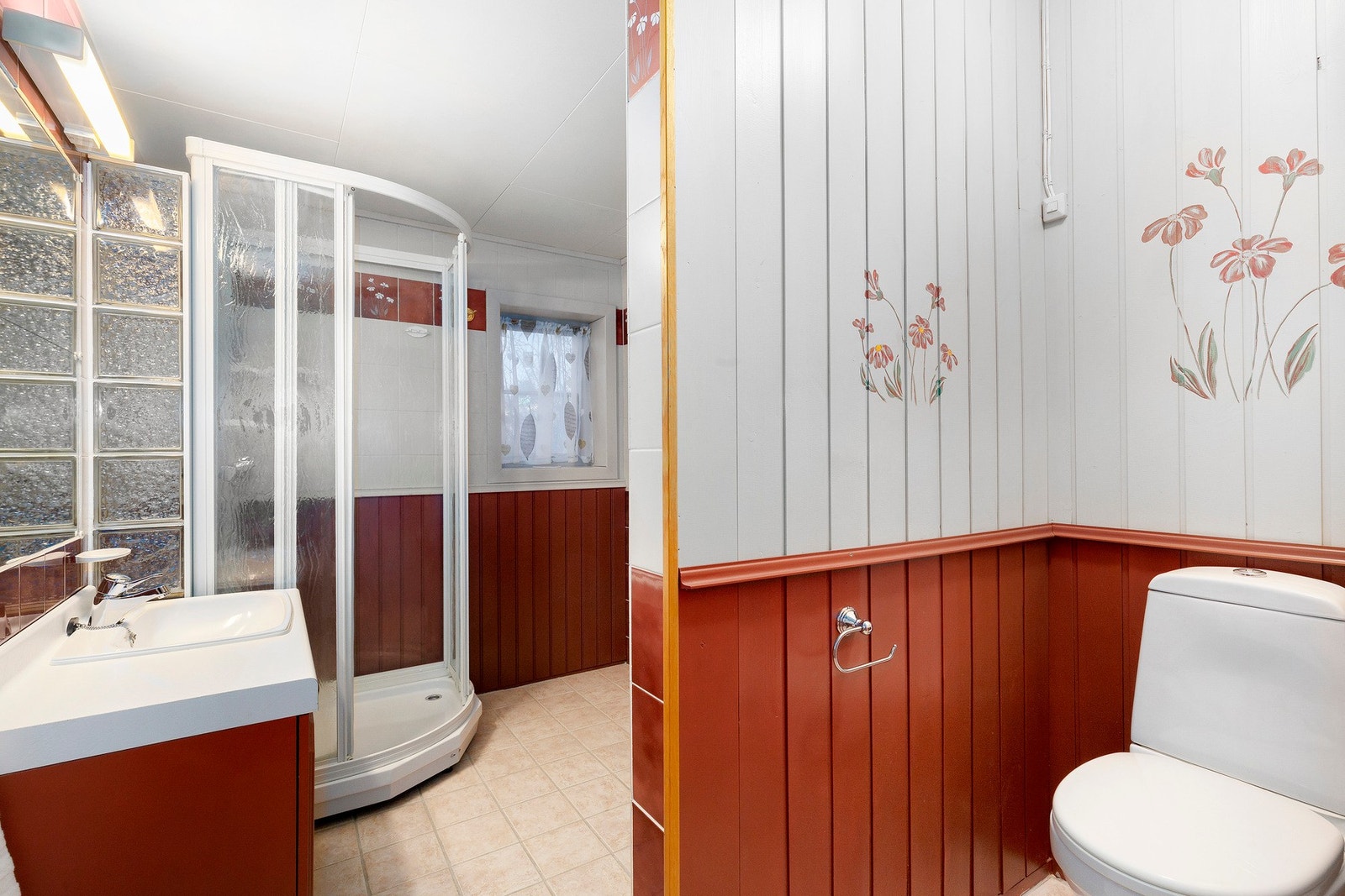 Bad med gulvvarme, utstyrt med dusjkabinett, servant, servantskap, wc og mekanisk avtrekk. Galleribilde