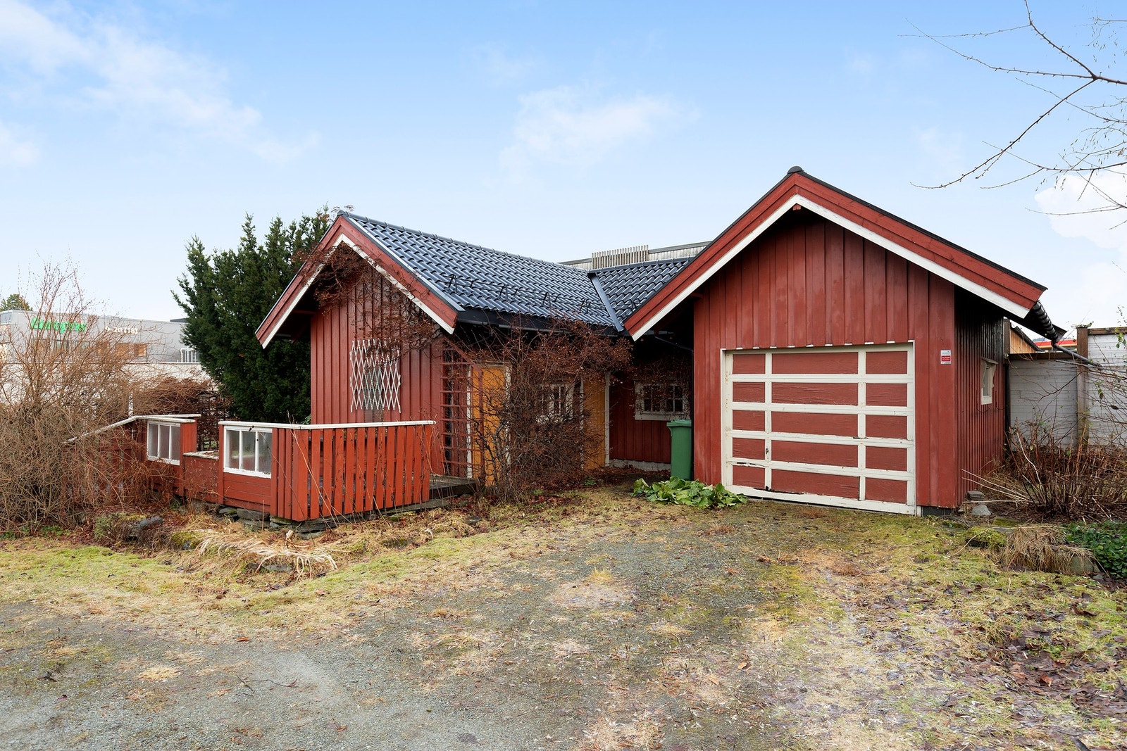 Uthus og garasje Galleribilde