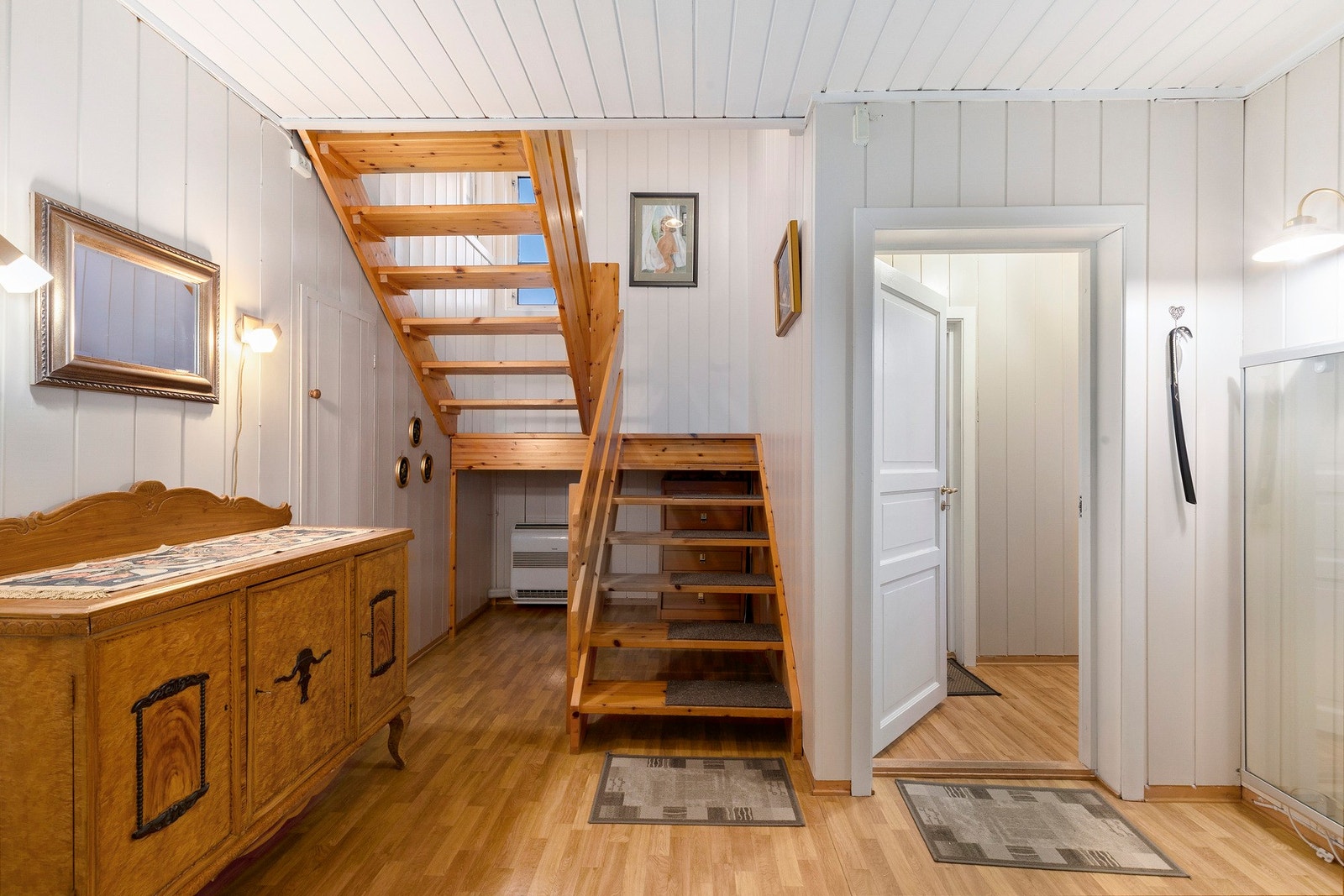 Gang med trapp opp til 2 etasje Galleribilde