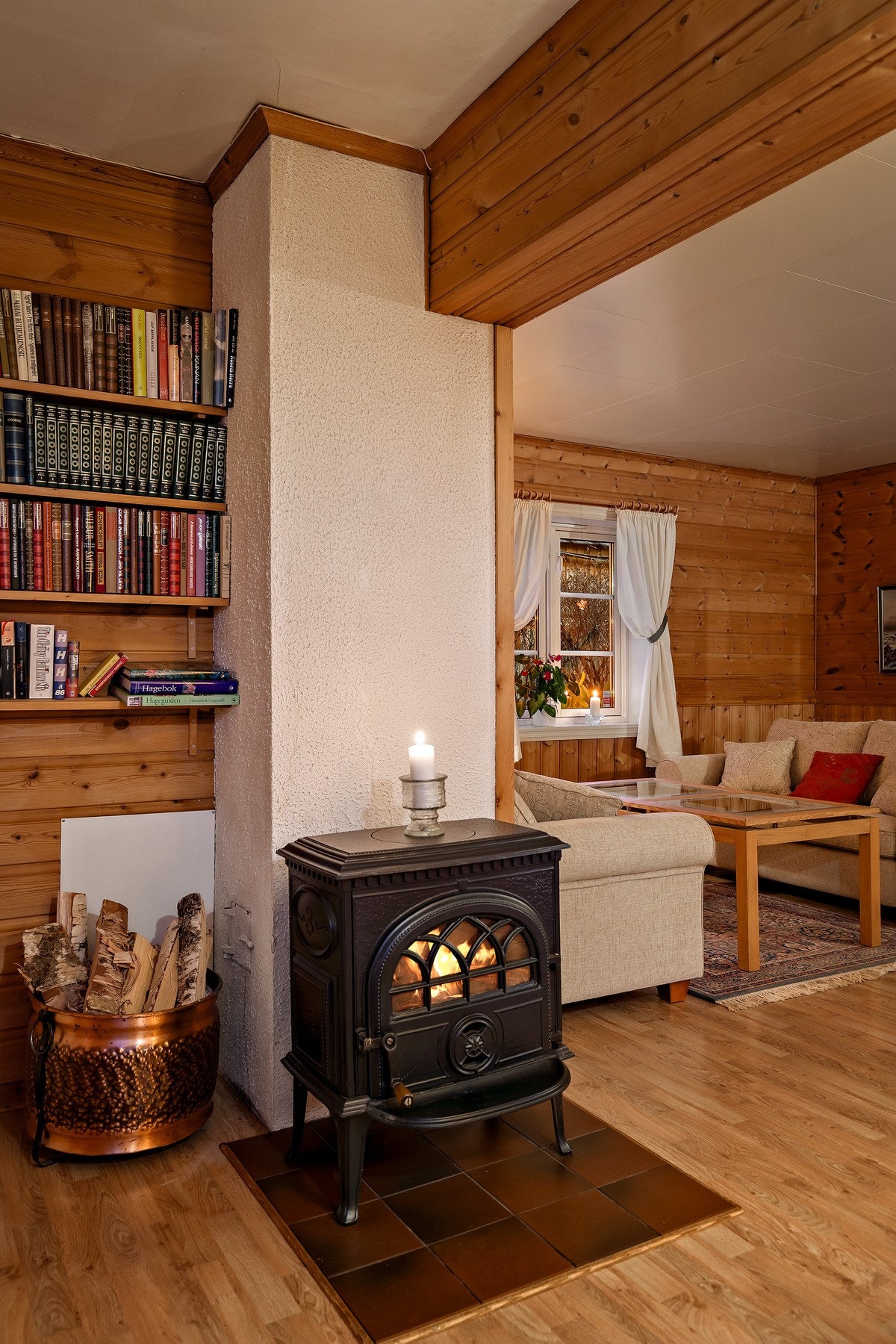 Vedfyring i stuen --noe som gjør den lune stuen enda lunere Galleribilde
