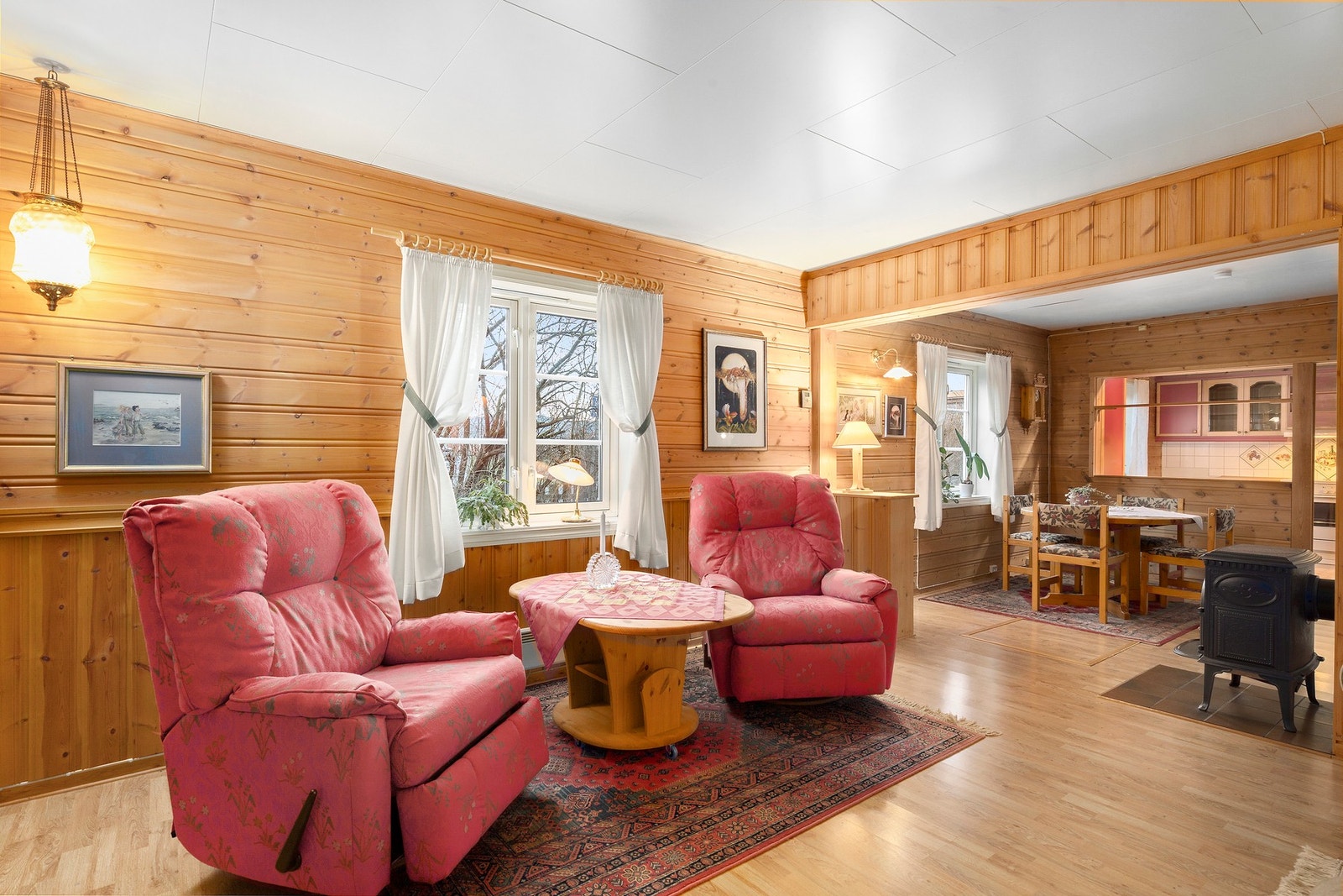 Stue med plass for flere sittegrupper Galleribilde