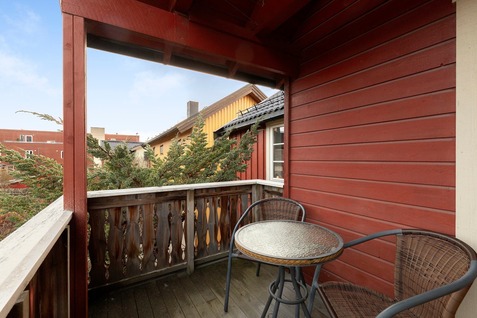 Balkong i 2 etasje - skjermet og solrik fra morgen til formiddag Galleribilde