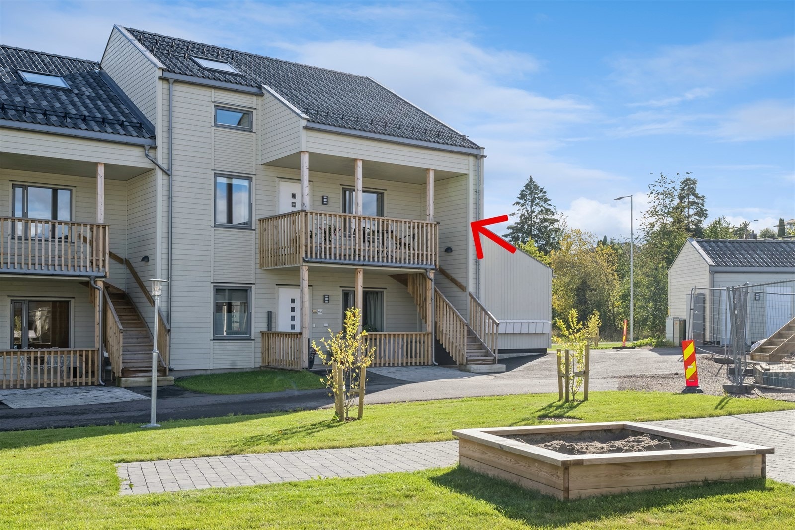 Leiligheten er beliggende i andre etasje over 2 etasjer Galleribilde