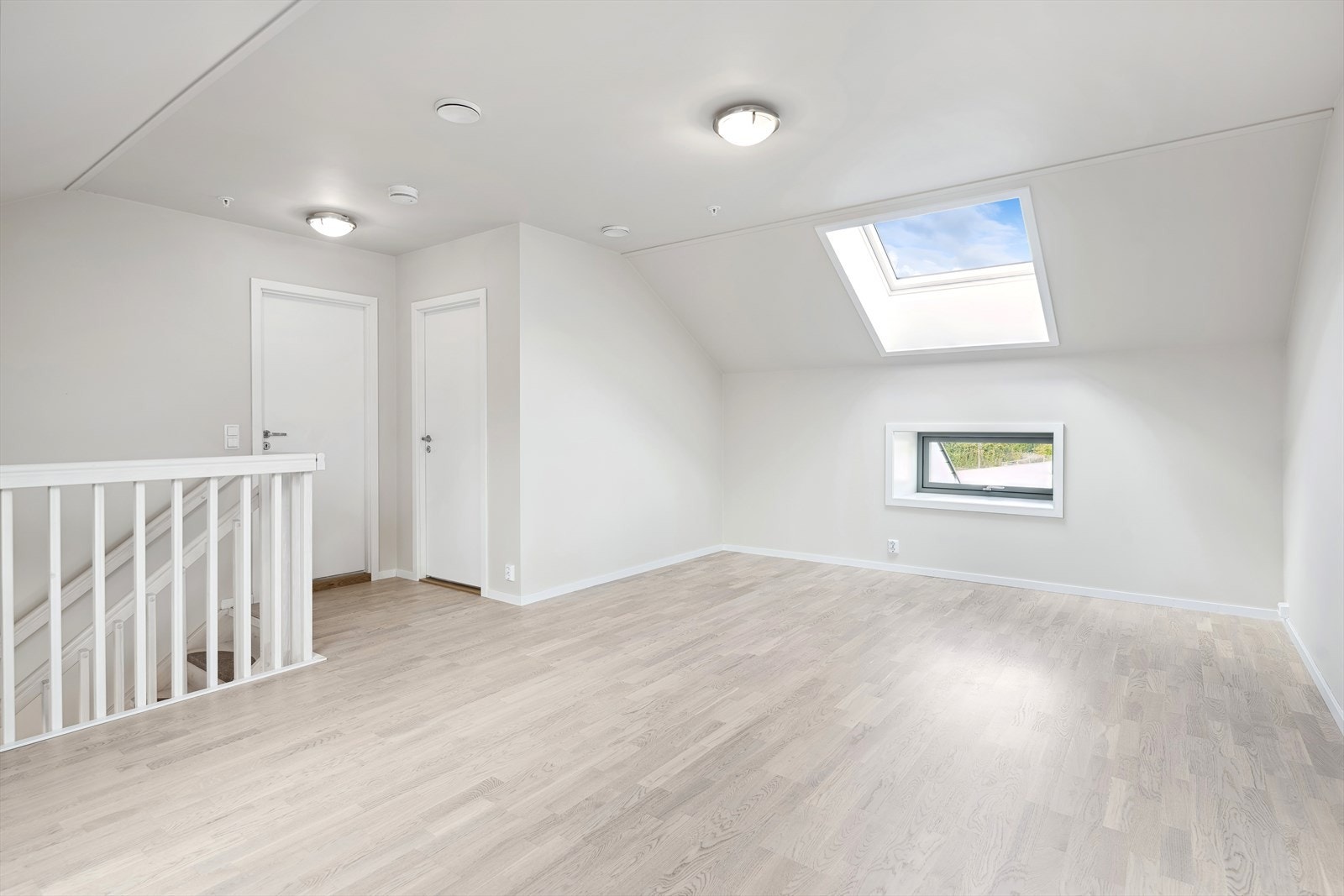 Her er det en stor loftsstue (deler av loftsstuen kan gjøres om til ett soverom) Galleribilde