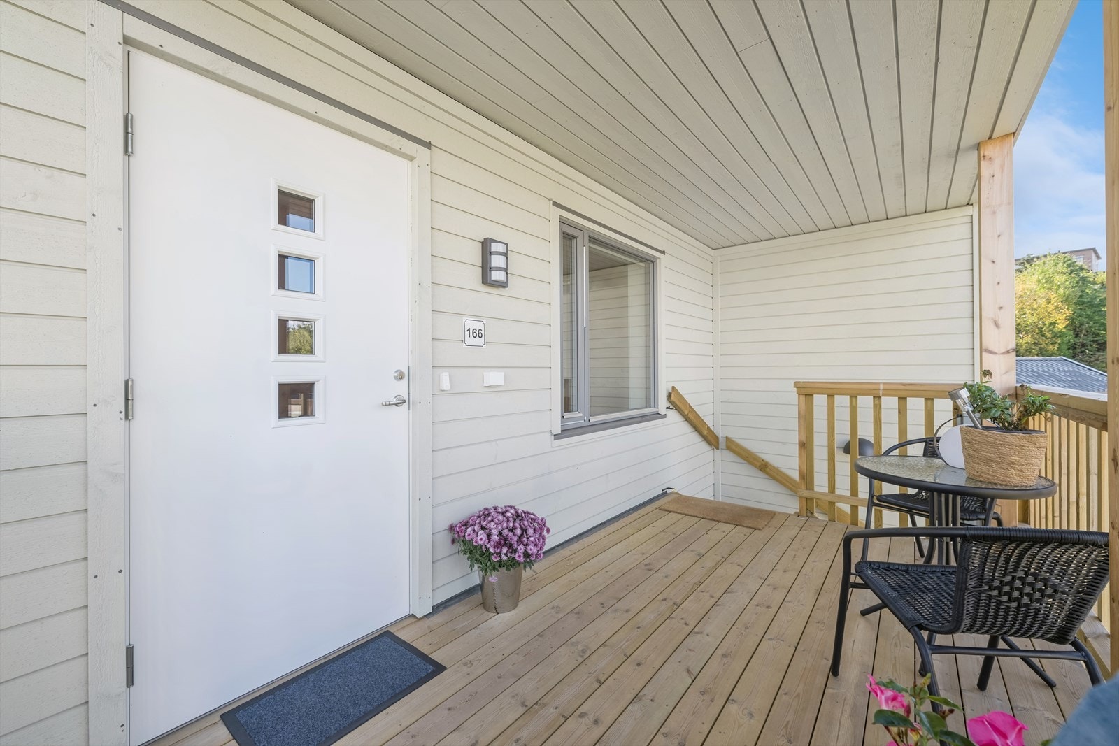 Hyggelig terrasse ved inngangspartiet på 9 kvm Galleribilde