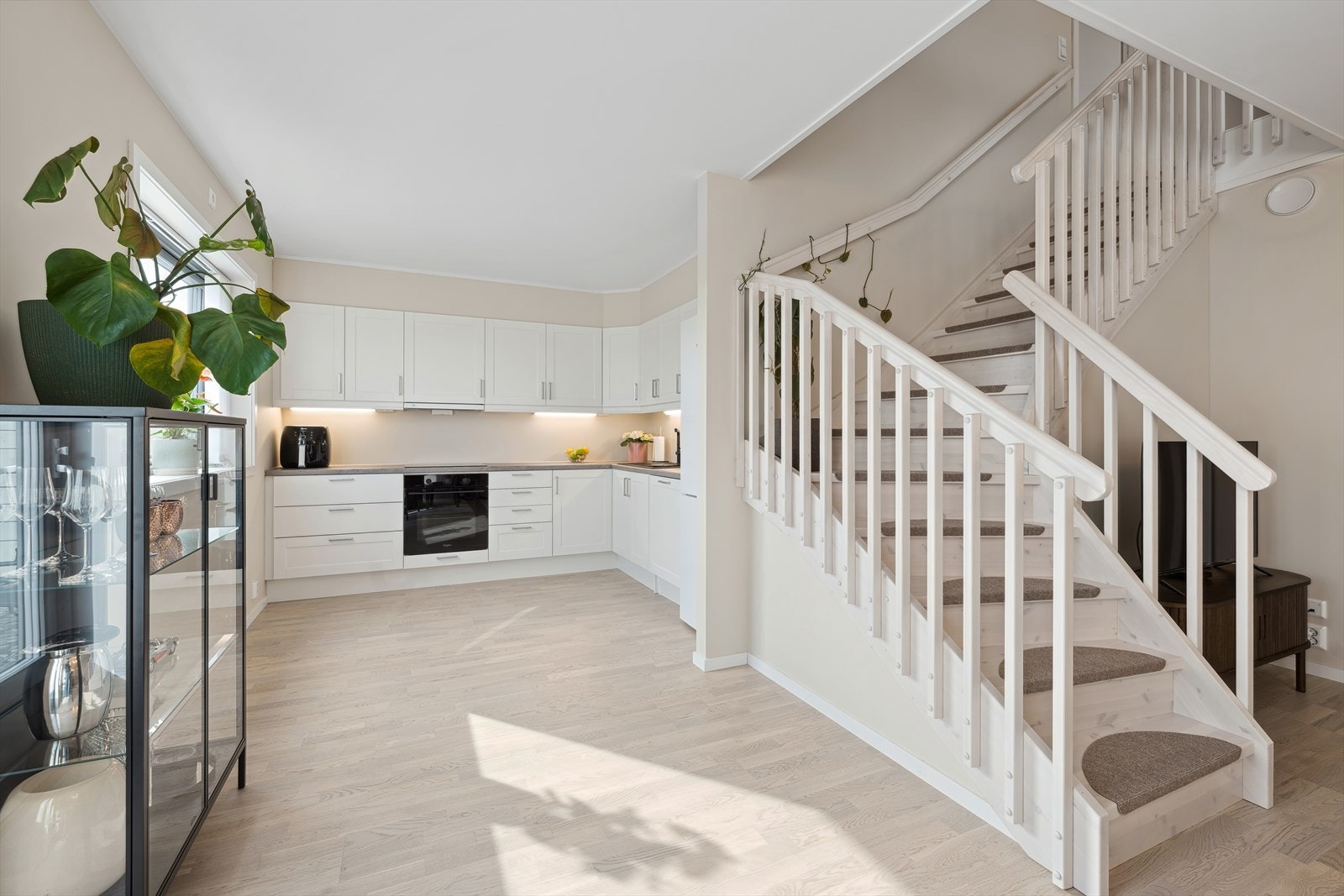 Fra stue/kjøkken er det trapp opp til loftsetasjen Galleribilde