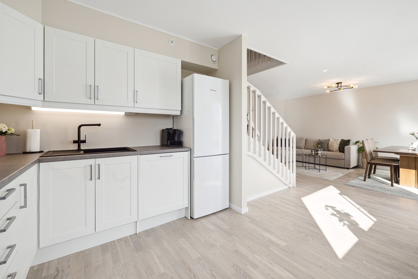 Kjøkken og stue er i åpen løsning Galleribilde