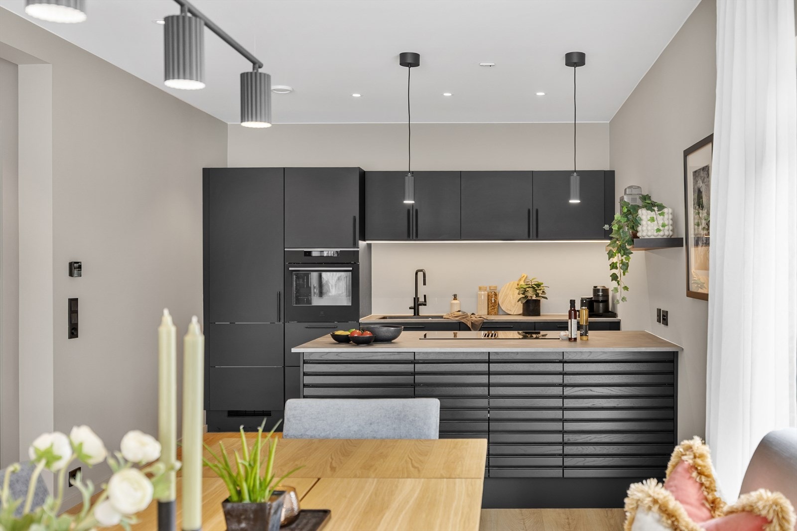 Elegant og påkostet kjøkkeninnredning fra Svane med integrerte hvitevarer. Galleribilde