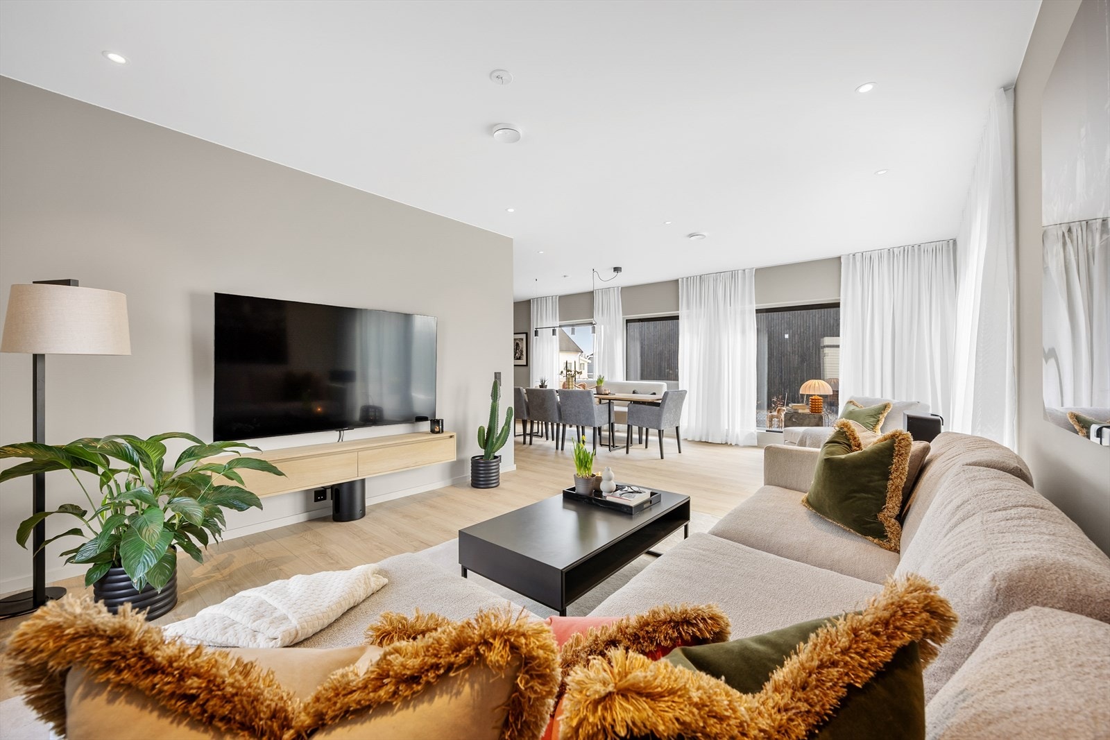 Den åpne løsningen legger godt til rette for et sosialt liv med venner og familie. Galleribilde