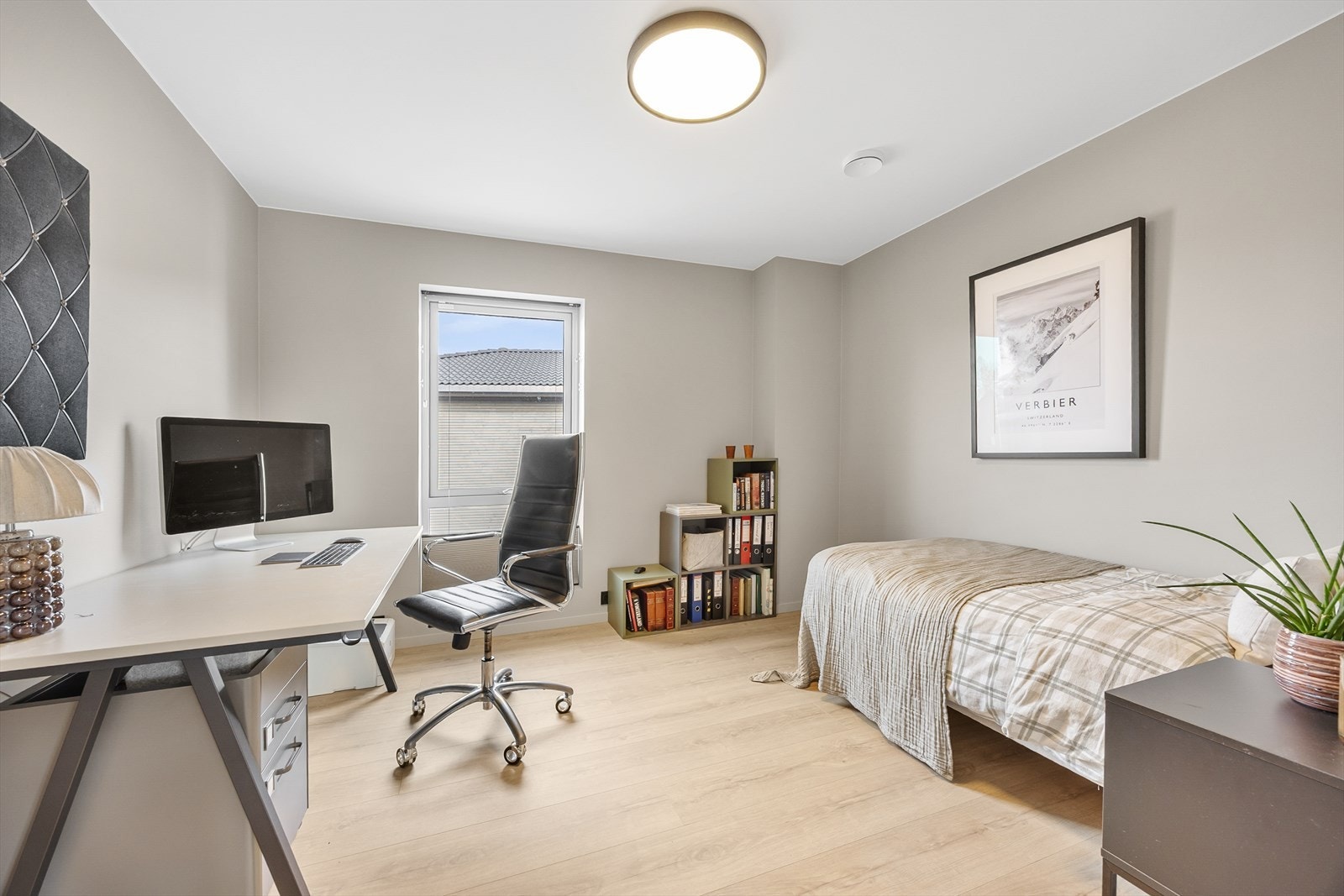 Dette soverommet passer like godt til et gjesterom som barnerom. Eller trenger du kanskje et hjemmekontor? Galleribilde