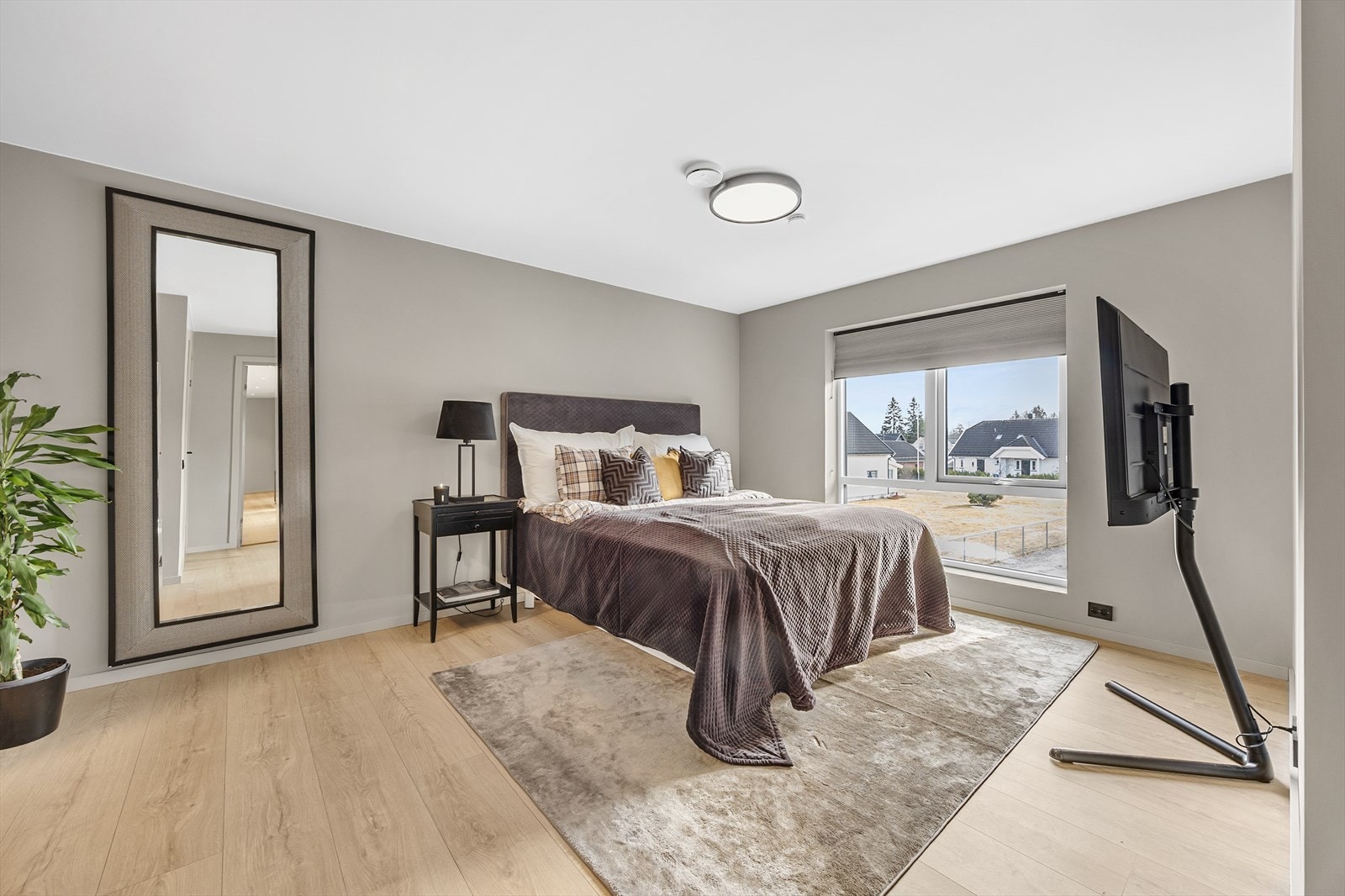 Meget godt hovedsoverom med egen romslig garderobeløsning. Galleribilde