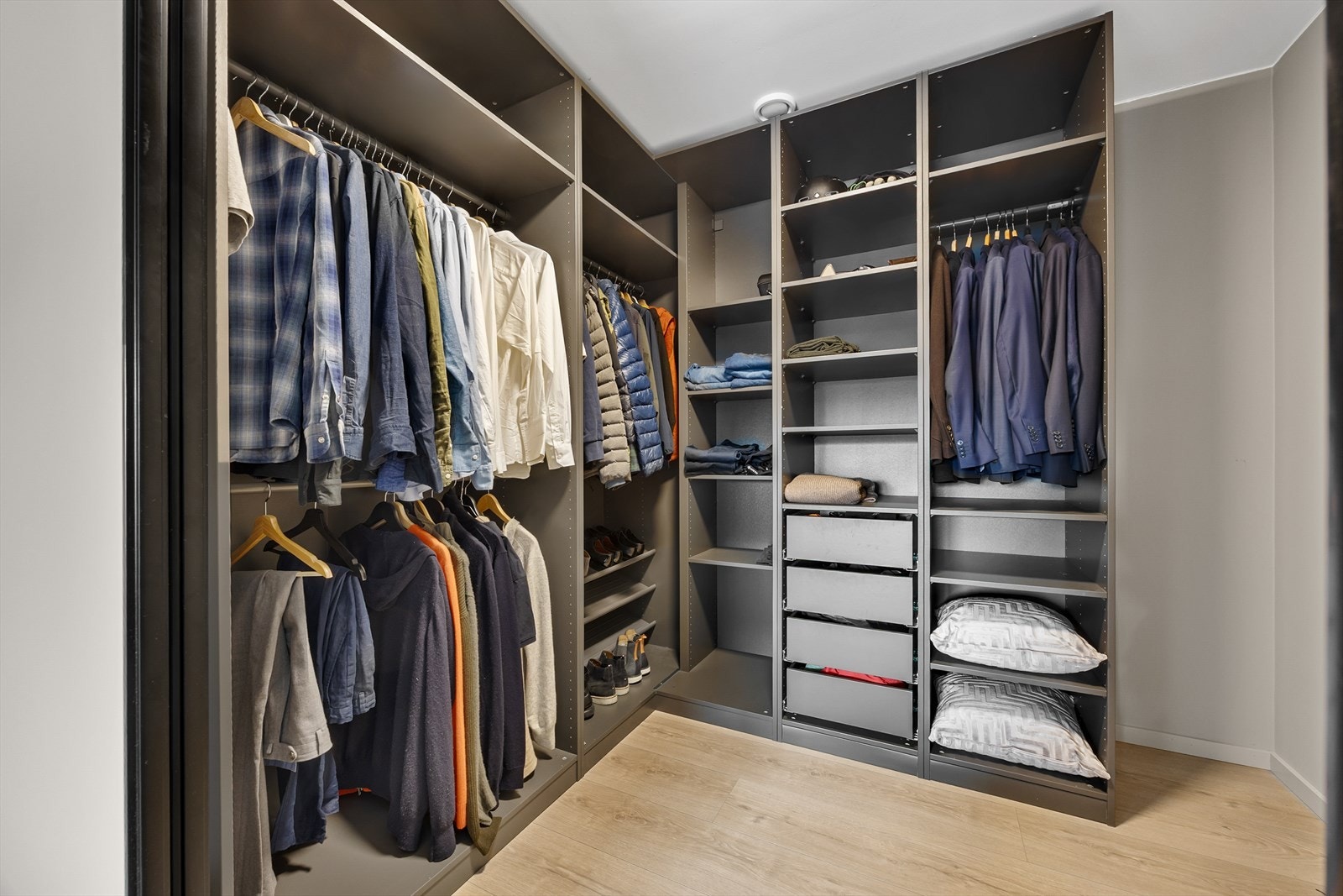 Tilknyttet soverommet finner du en luksuriøs walk-in-garderobe, komplett med åpne garderobeløsninger, skoskap, oppheng, hyller og skuffer. Galleribilde