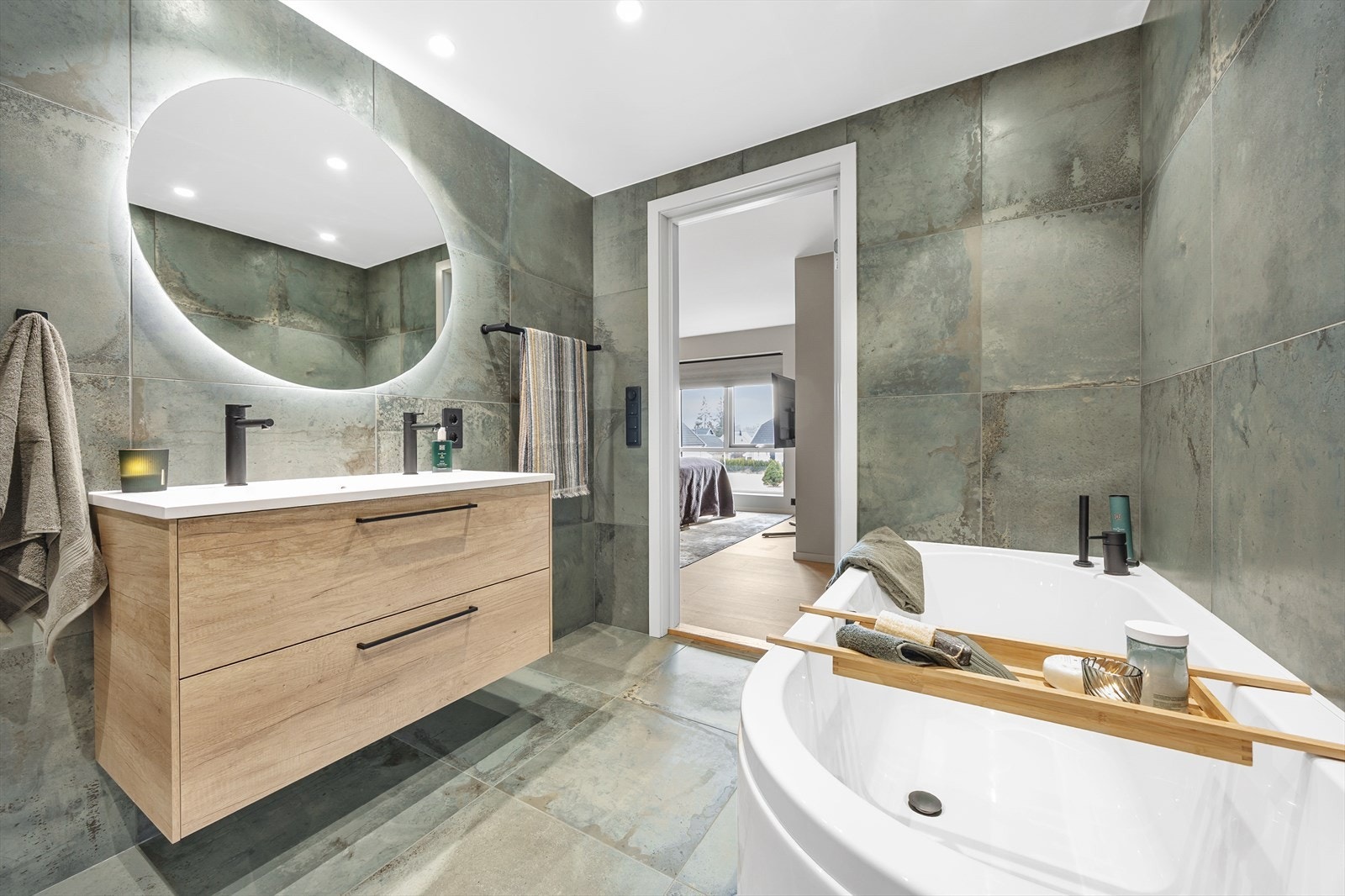 Nyt den ultimate spa-følelsen i det deilige badekaret, eller ta en forfriskende dusj i det stilige dusjhjørnet med regnfalldusj og innfellbare glassvegger. Galleribilde