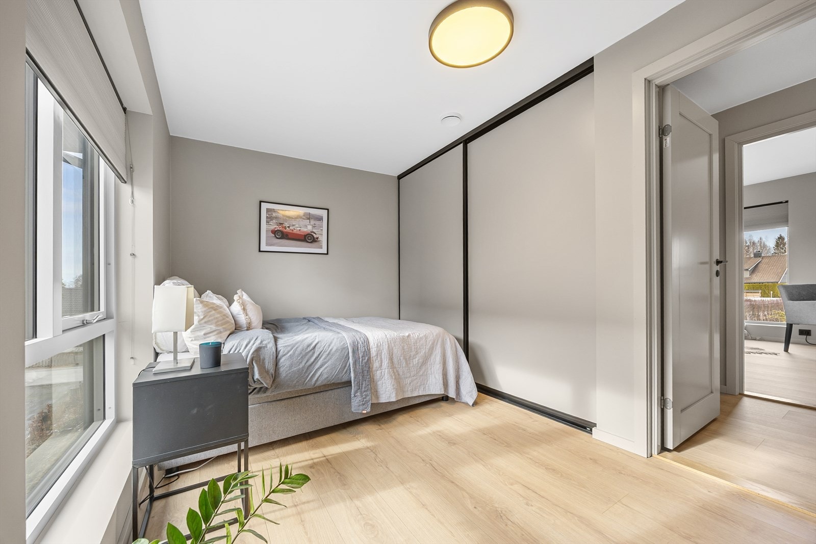 Soverommene har godt med plass til både dobbeltseng, garderobeløsning og skrivepult. Galleribilde