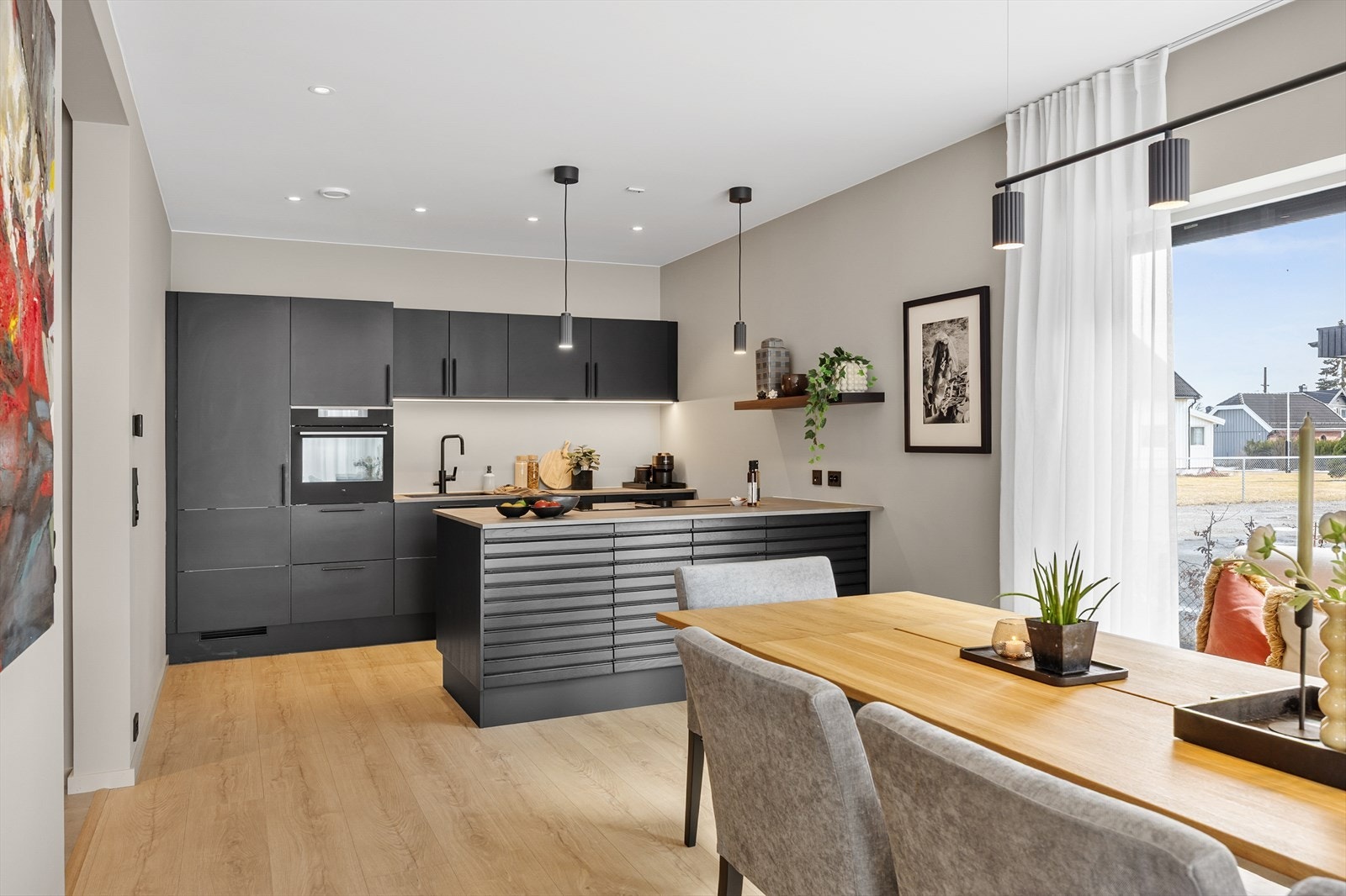 Den åpne løsningen nyter godt av mange vindusflater som gir godt med naturlig lys. Galleribilde