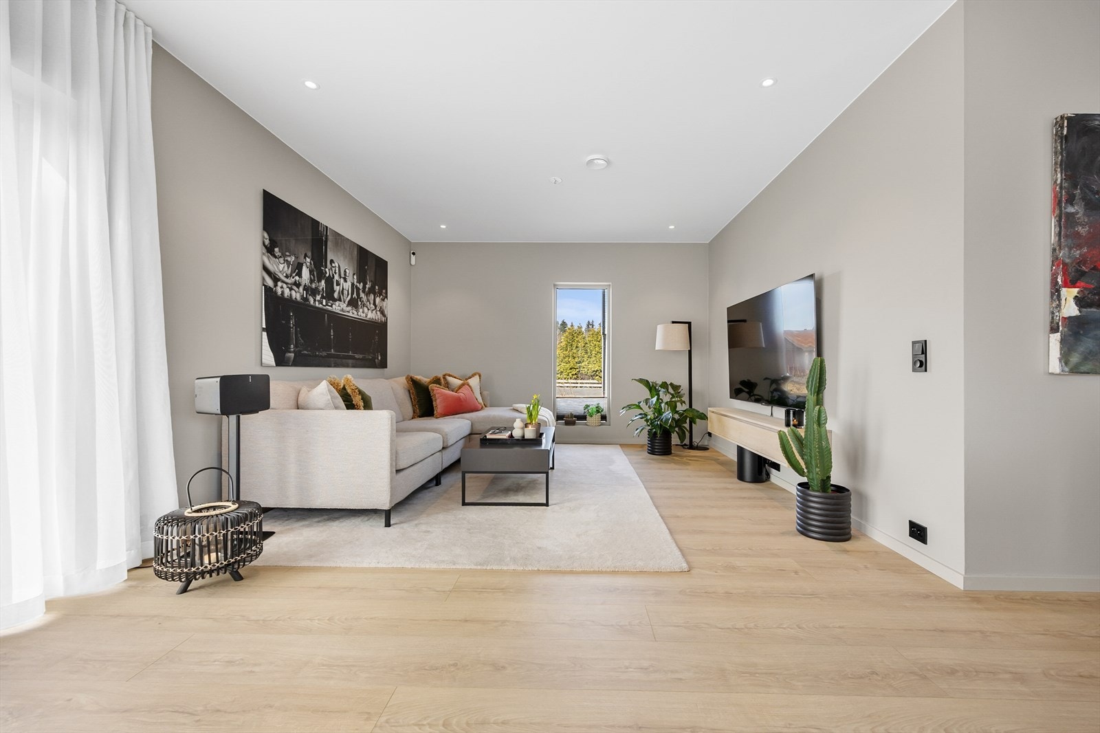 Her er det god plass til både spisestue, loungeavdeling og lesekrok. Galleribilde