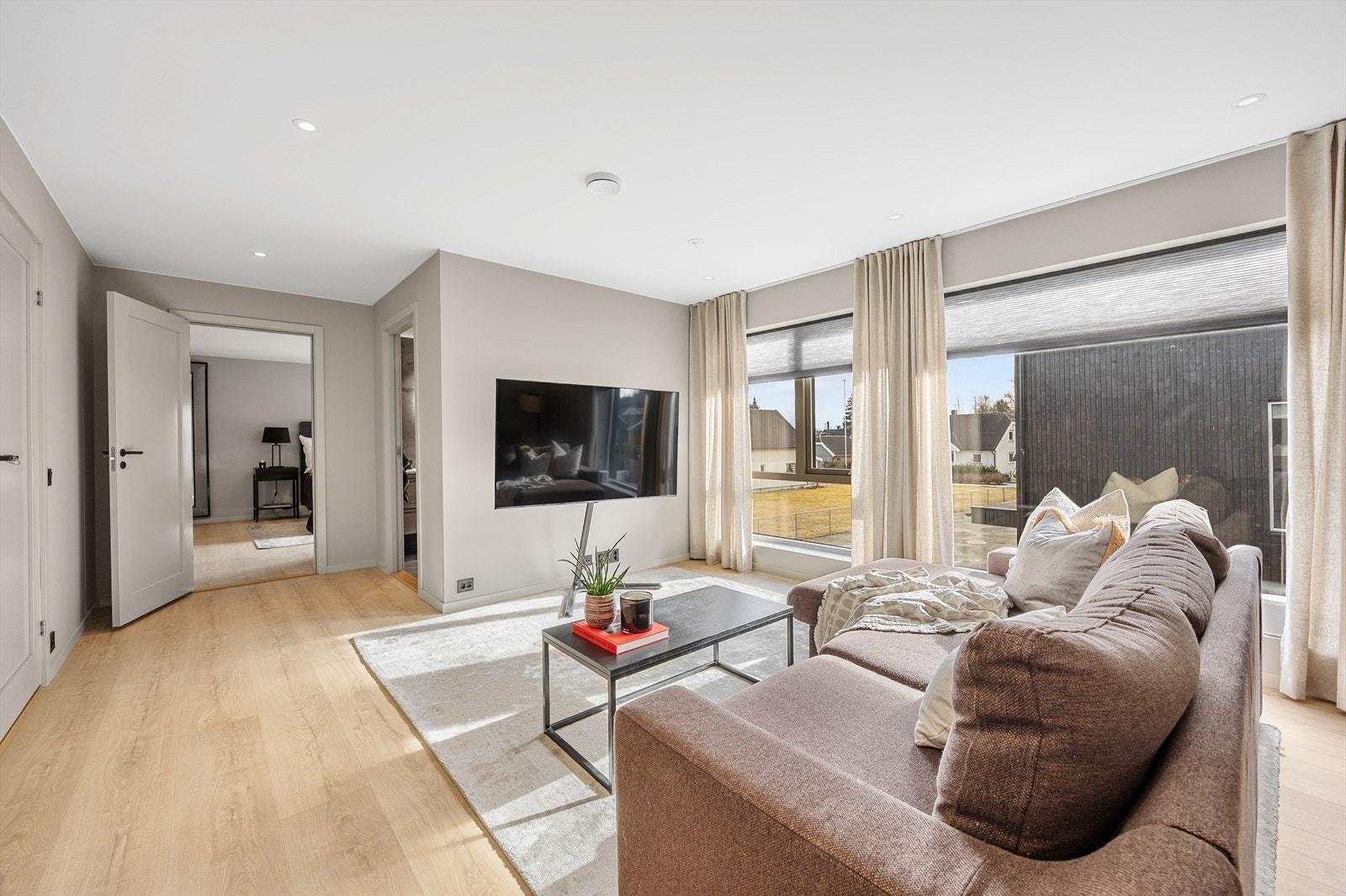 Med god plass til både sofa og media-møblement, er dette rommet perfekt for ungdommen i huset. Galleribilde