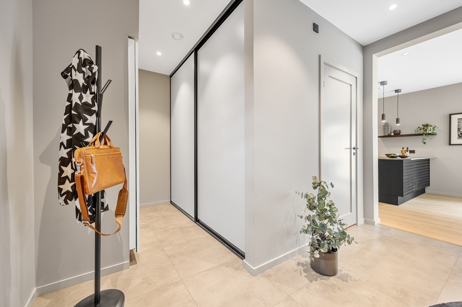 Det er satt inn plassbygget skap i hallen hvor det er godt med garderobeplass. Galleribilde